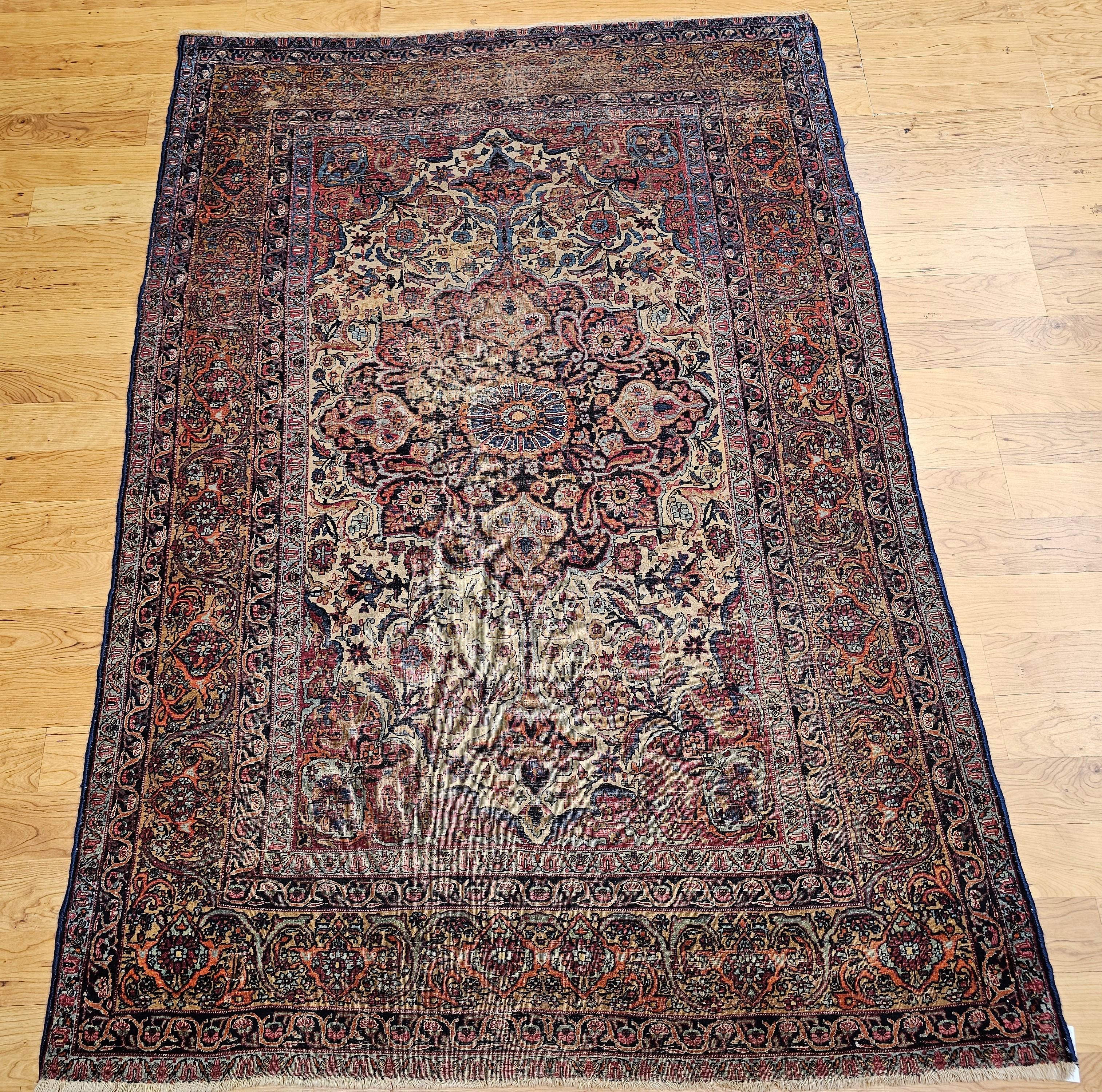 Persischer Kashan-Teppich aus dem 19. Jahrhundert mit Blumenmuster in Elfenbein, Marineblau und Safran im Angebot 12