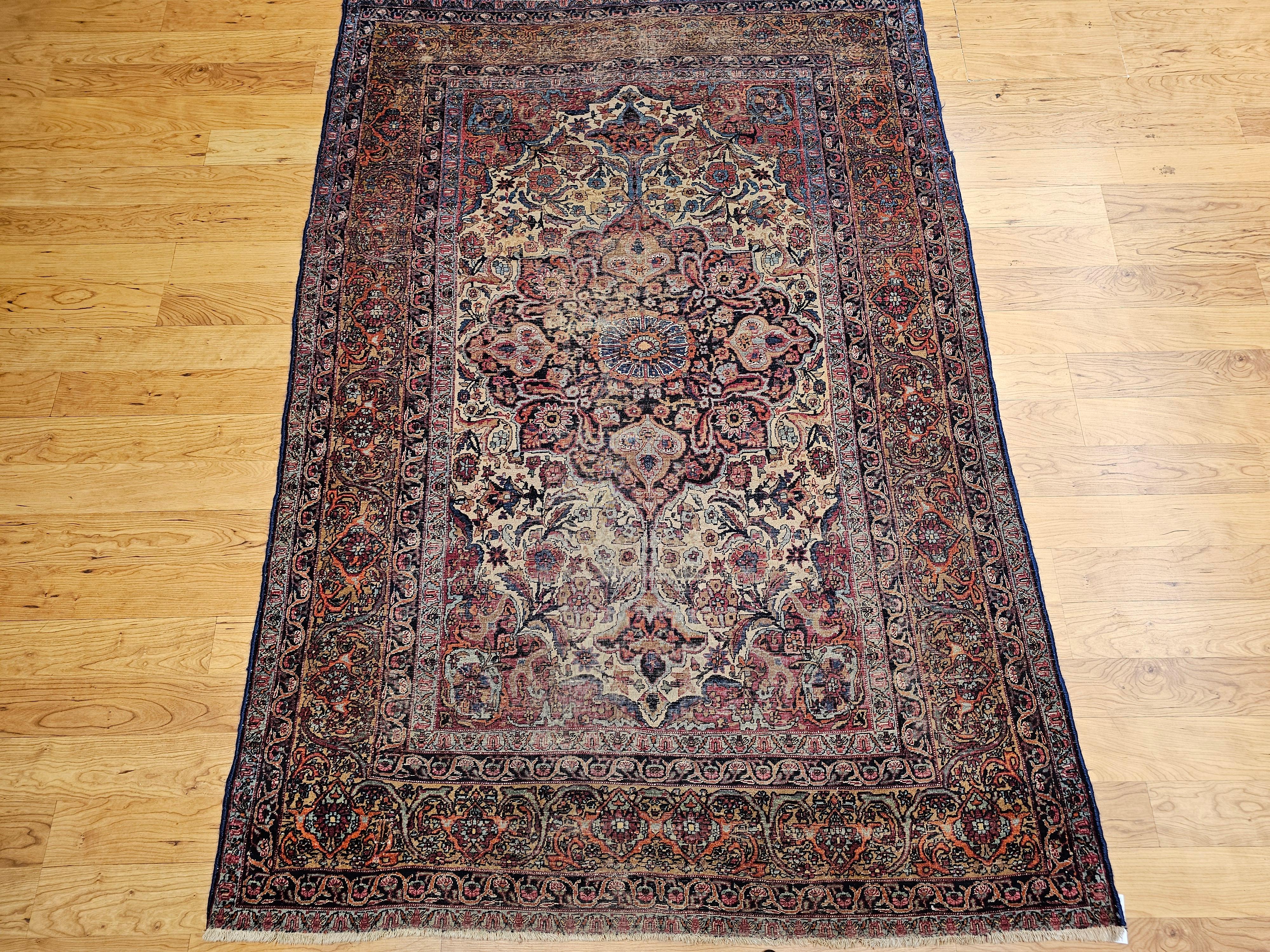Dieser exquisite persische Kashan-Teppich aus dem 19. Jahrhundert ist ein wahres Zeugnis der Kunstfertigkeit und des handwerklichen Könnens in einem der berühmtesten Webzentren Persiens. Dieses Meisterwerk in Design, Farbe und Technik zeigt ein