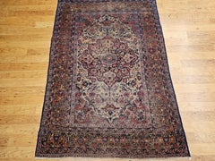 Persischer Kashan-Teppich aus dem 19. Jahrhundert mit Blumenmuster in Elfenbein, Marineblau und Safran