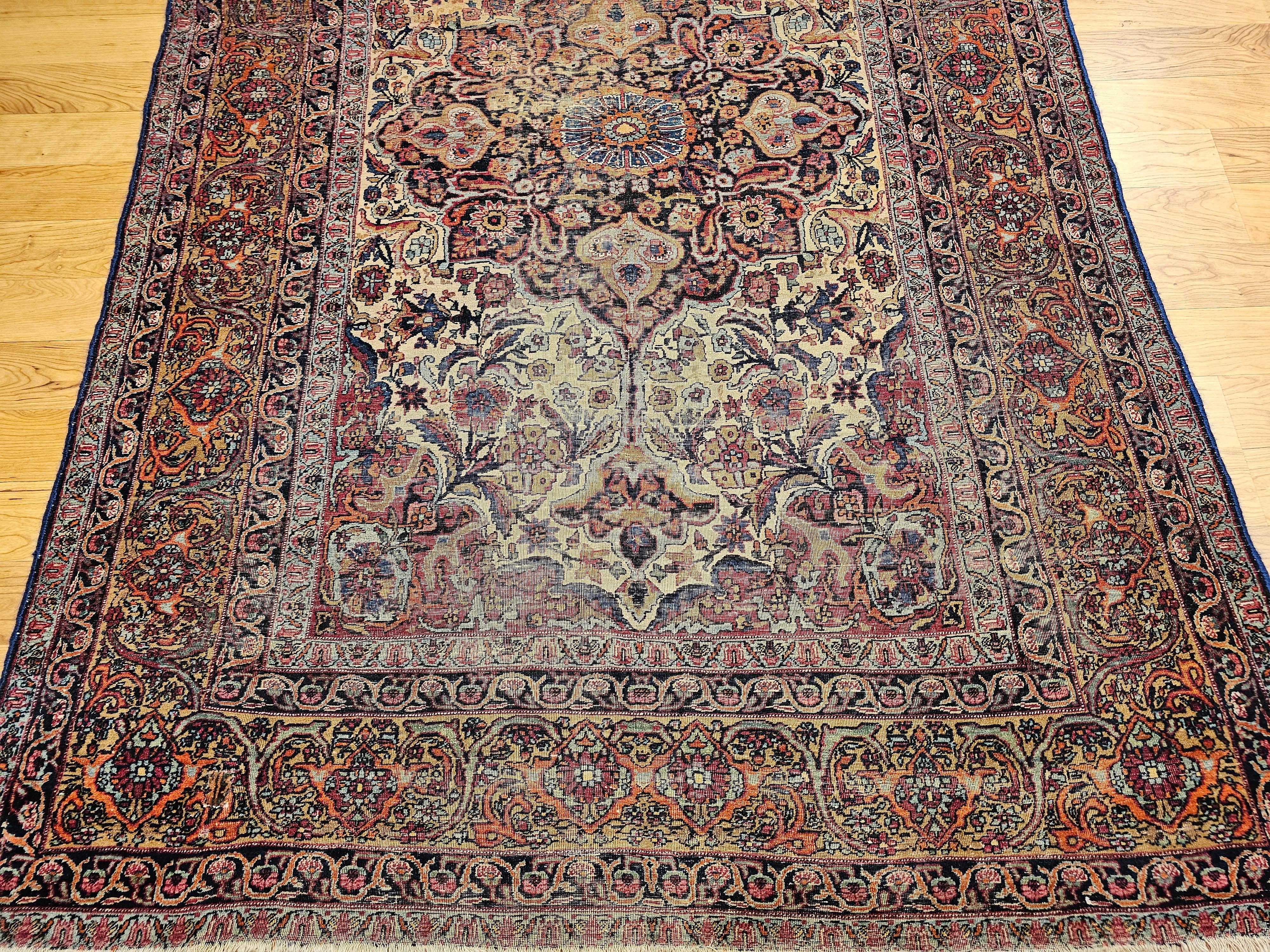 Persischer Kashan-Teppich aus dem 19. Jahrhundert mit Blumenmuster in Elfenbein, Marineblau und Safran (Handgeknüpft) im Angebot
