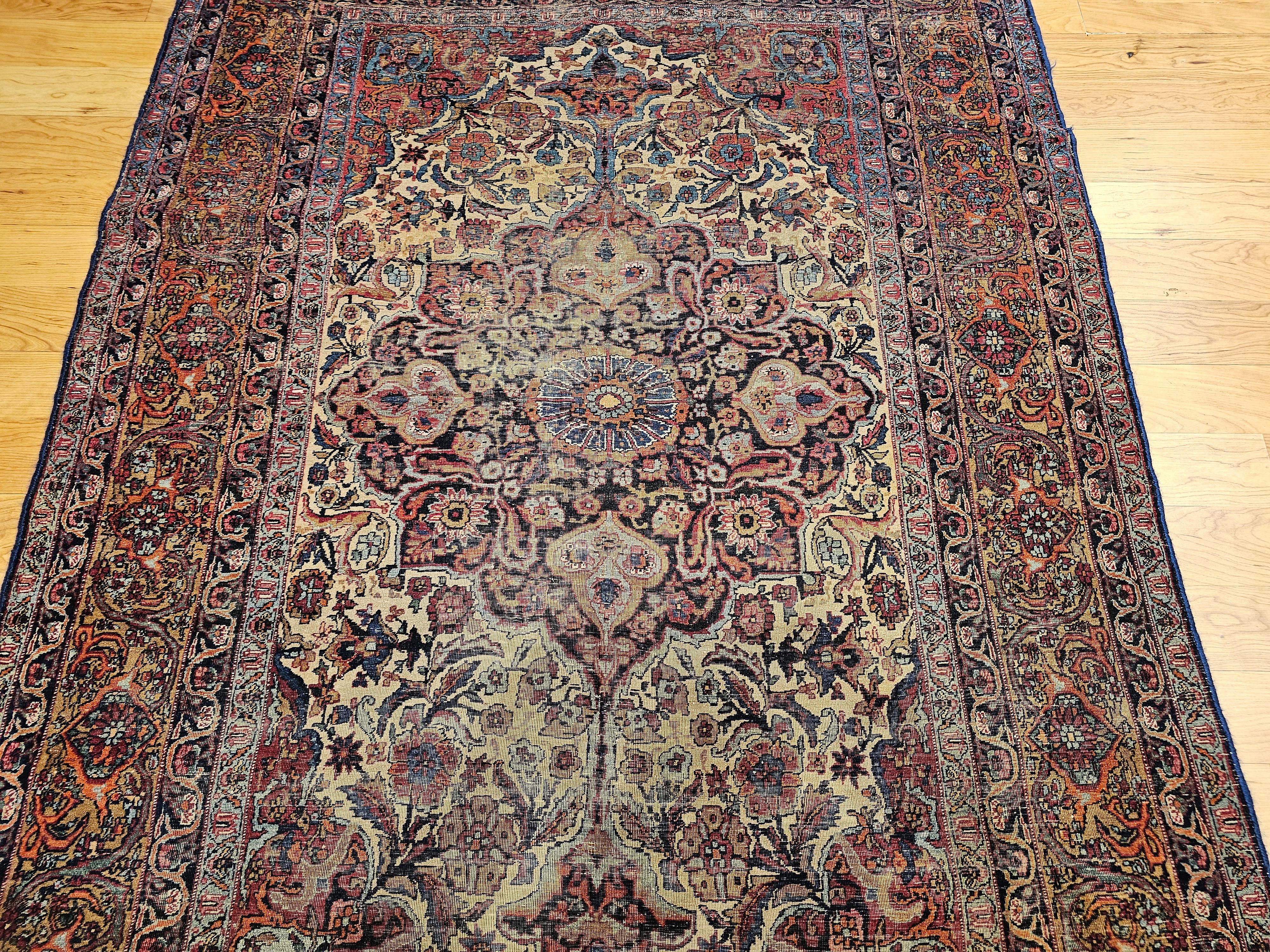 Persischer Kashan-Teppich aus dem 19. Jahrhundert mit Blumenmuster in Elfenbein, Marineblau und Safran im Zustand „Gut“ im Angebot in Barrington, IL
