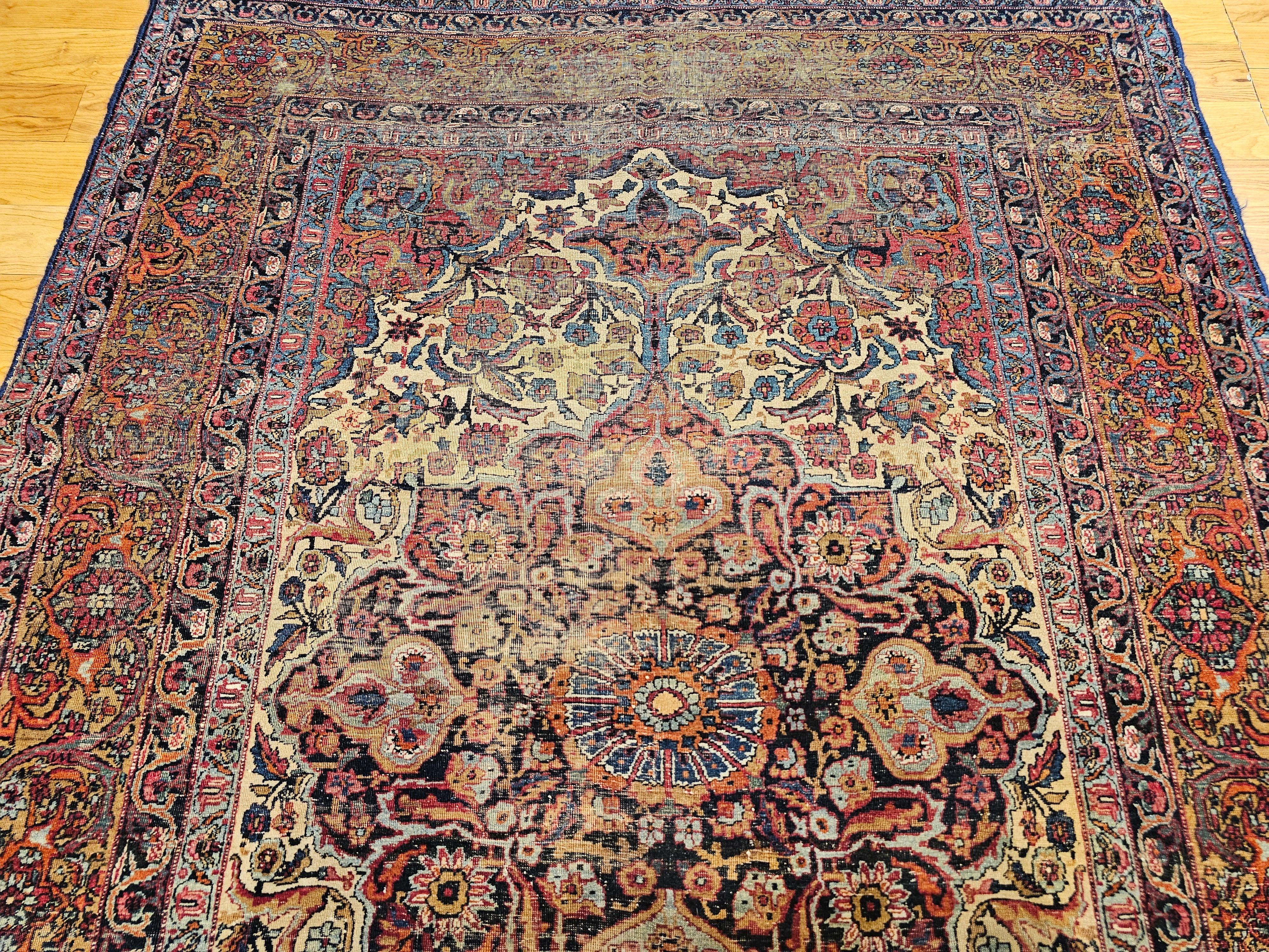 Persischer Kashan-Teppich aus dem 19. Jahrhundert mit Blumenmuster in Elfenbein, Marineblau und Safran (Wolle) im Angebot