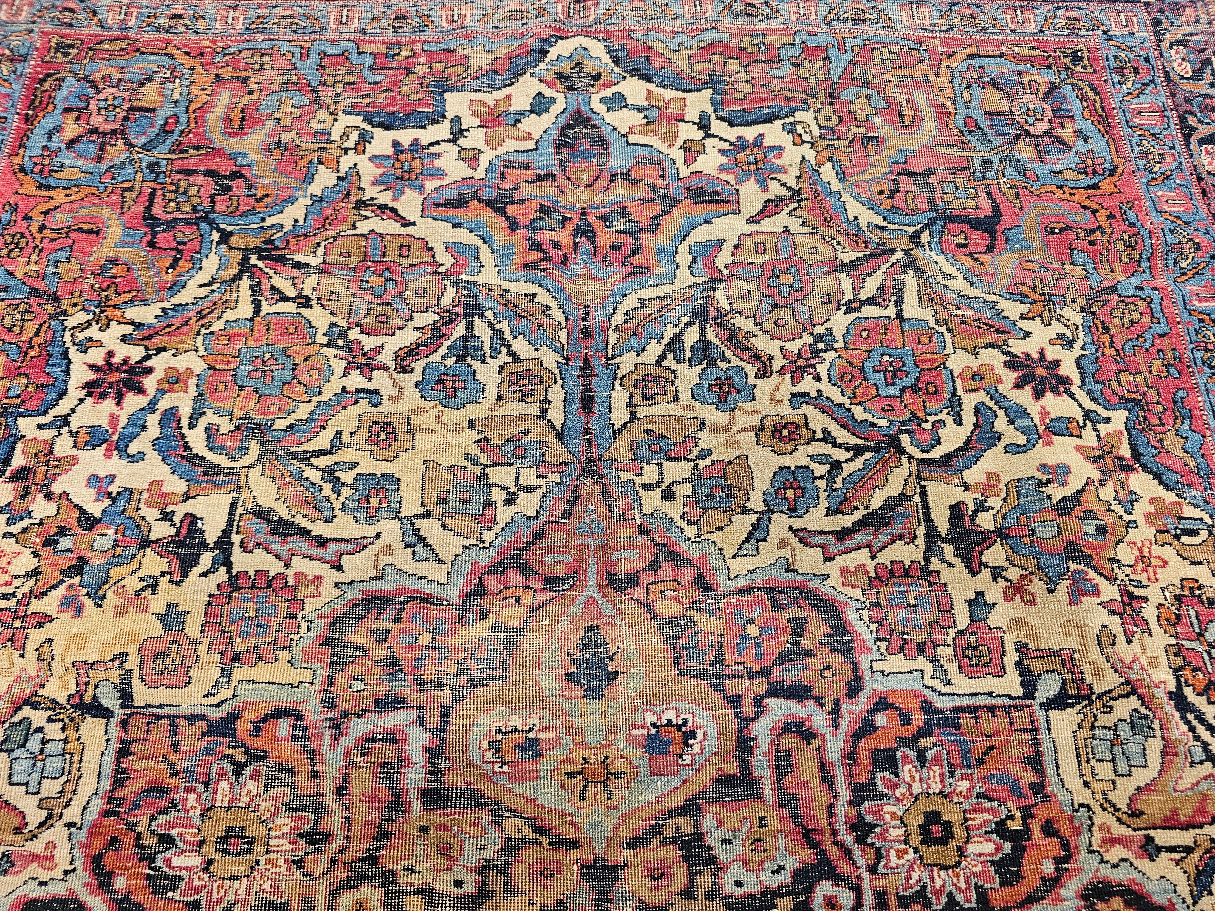Persischer Kashan-Teppich aus dem 19. Jahrhundert mit Blumenmuster in Elfenbein, Marineblau und Safran im Angebot 1