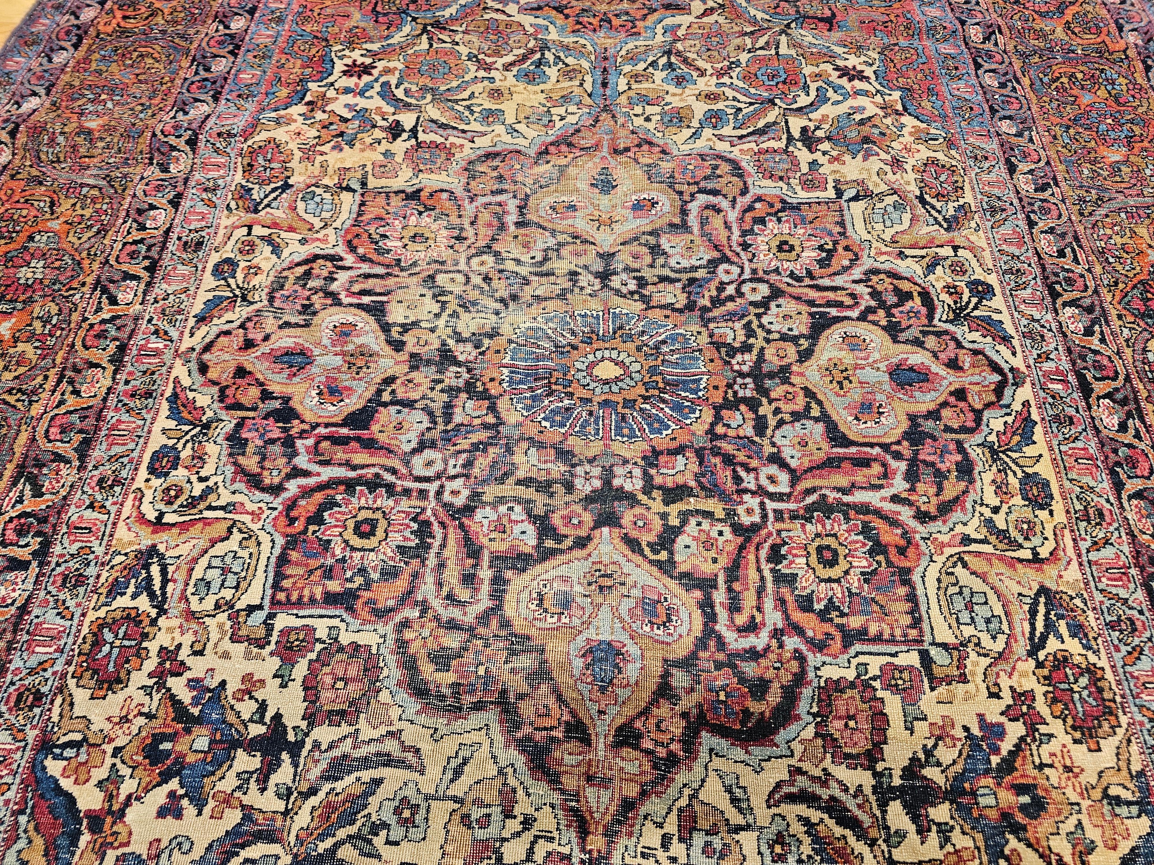 Persischer Kashan-Teppich aus dem 19. Jahrhundert mit Blumenmuster in Elfenbein, Marineblau und Safran im Angebot 2