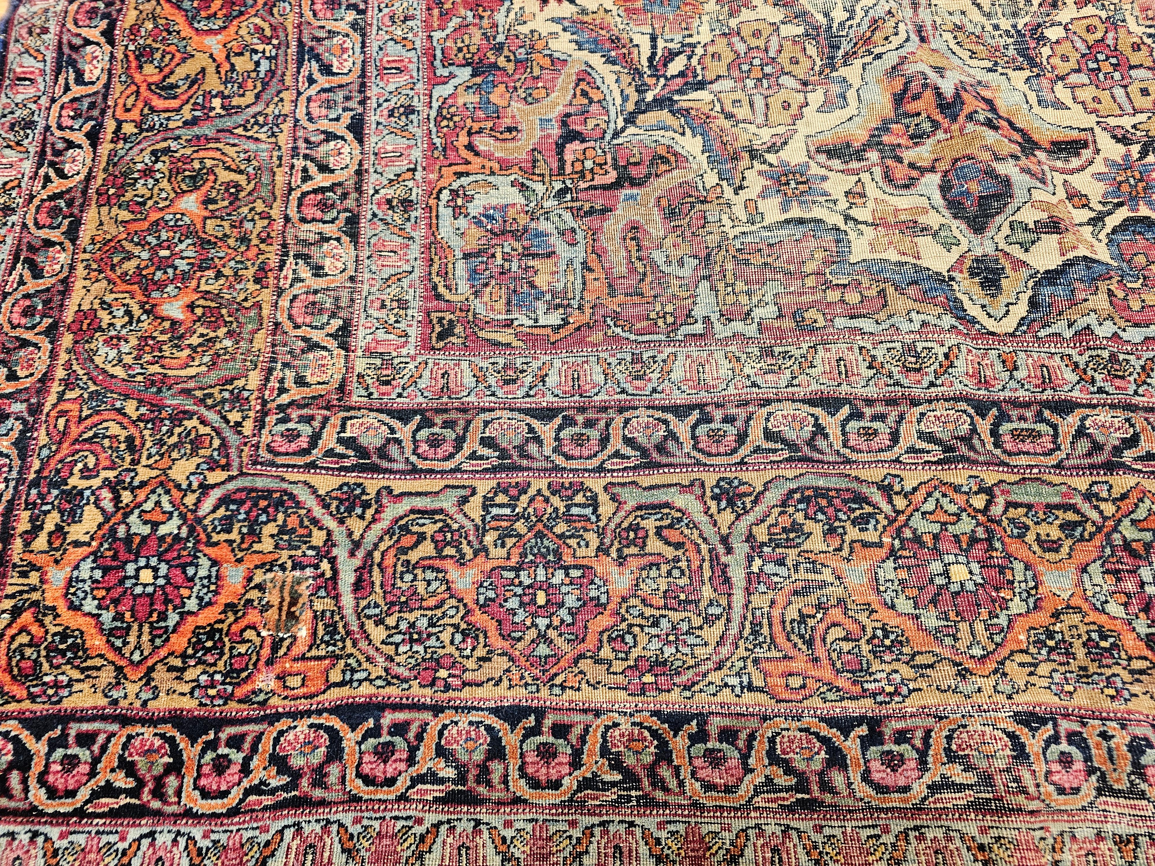 Persischer Kashan-Teppich aus dem 19. Jahrhundert mit Blumenmuster in Elfenbein, Marineblau und Safran im Angebot 3
