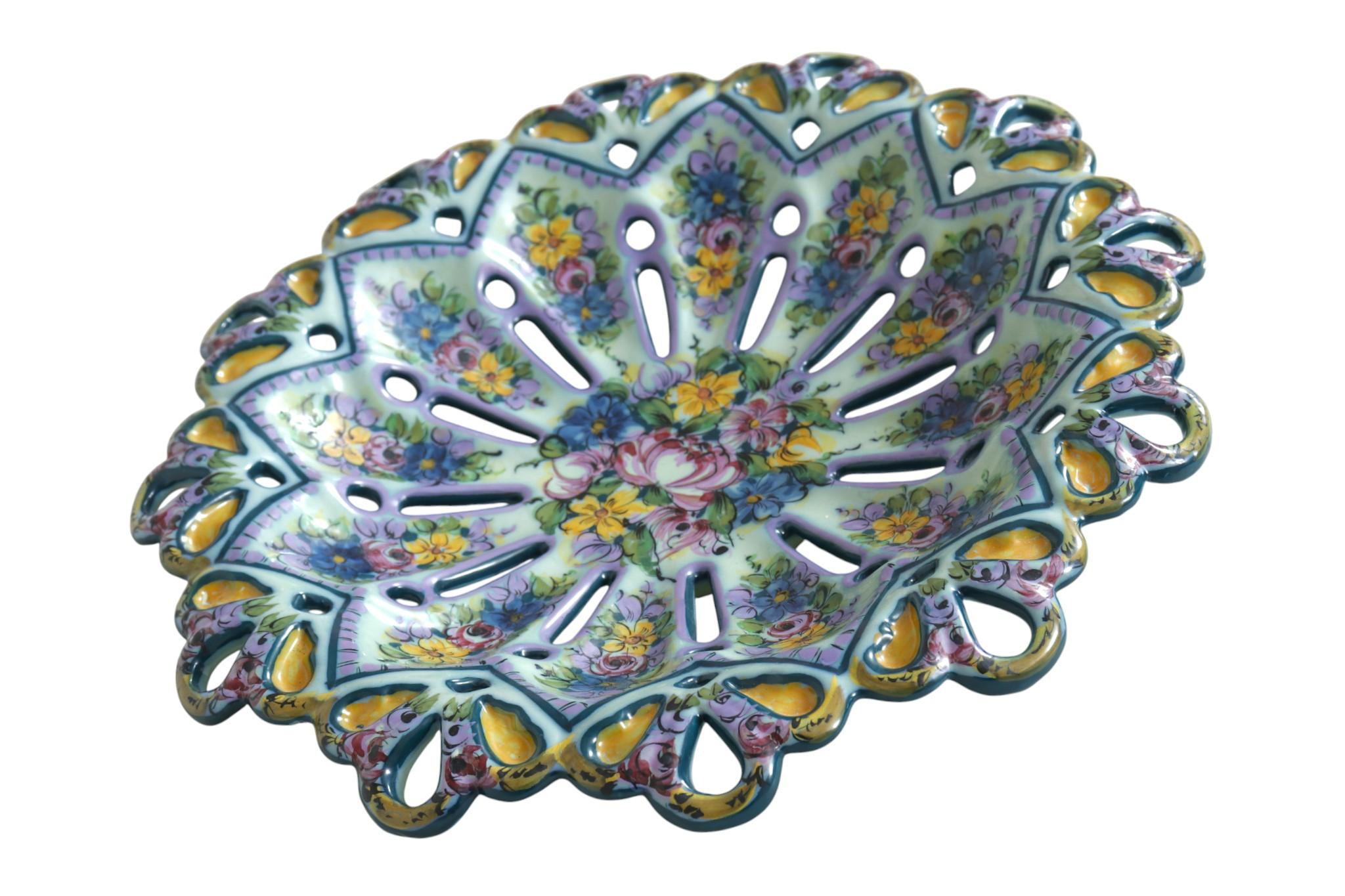 Ein Alcobaça-Keramikteller aus dem 19. Jahrhundert, hergestellt in Portugal. Der mit einem floralen Wellenschliff versehene Teller ist von Hand mit einem lebhaften Blumenmotiv auf einem traditionellen grünen Hintergrund bemalt. Signiert und auf der