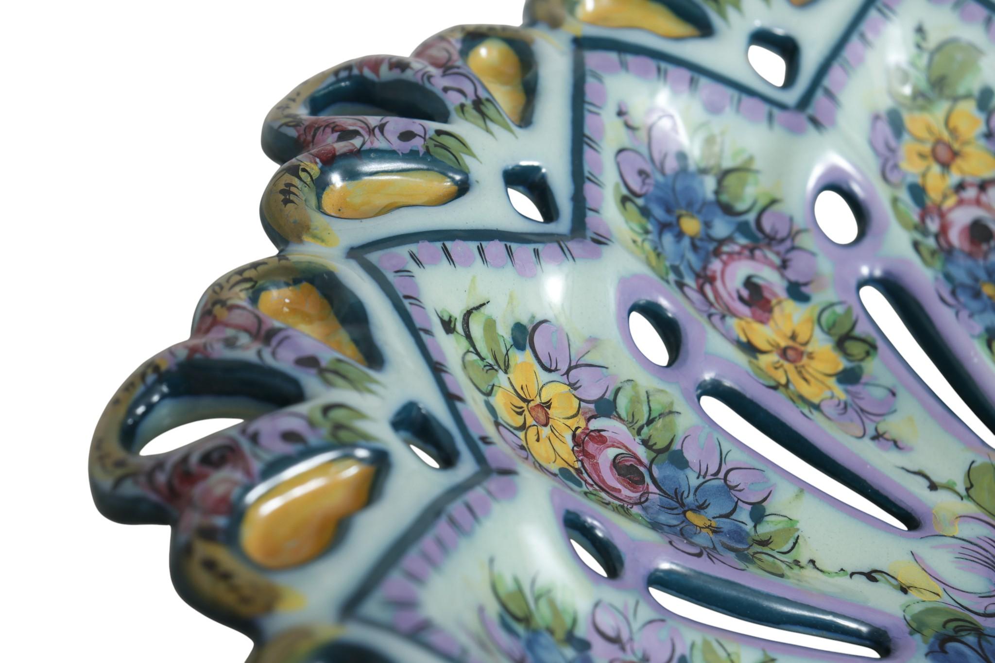 Handbemalter Alcobaça-Keramikteller aus dem 19. (Portugiesisch) im Angebot