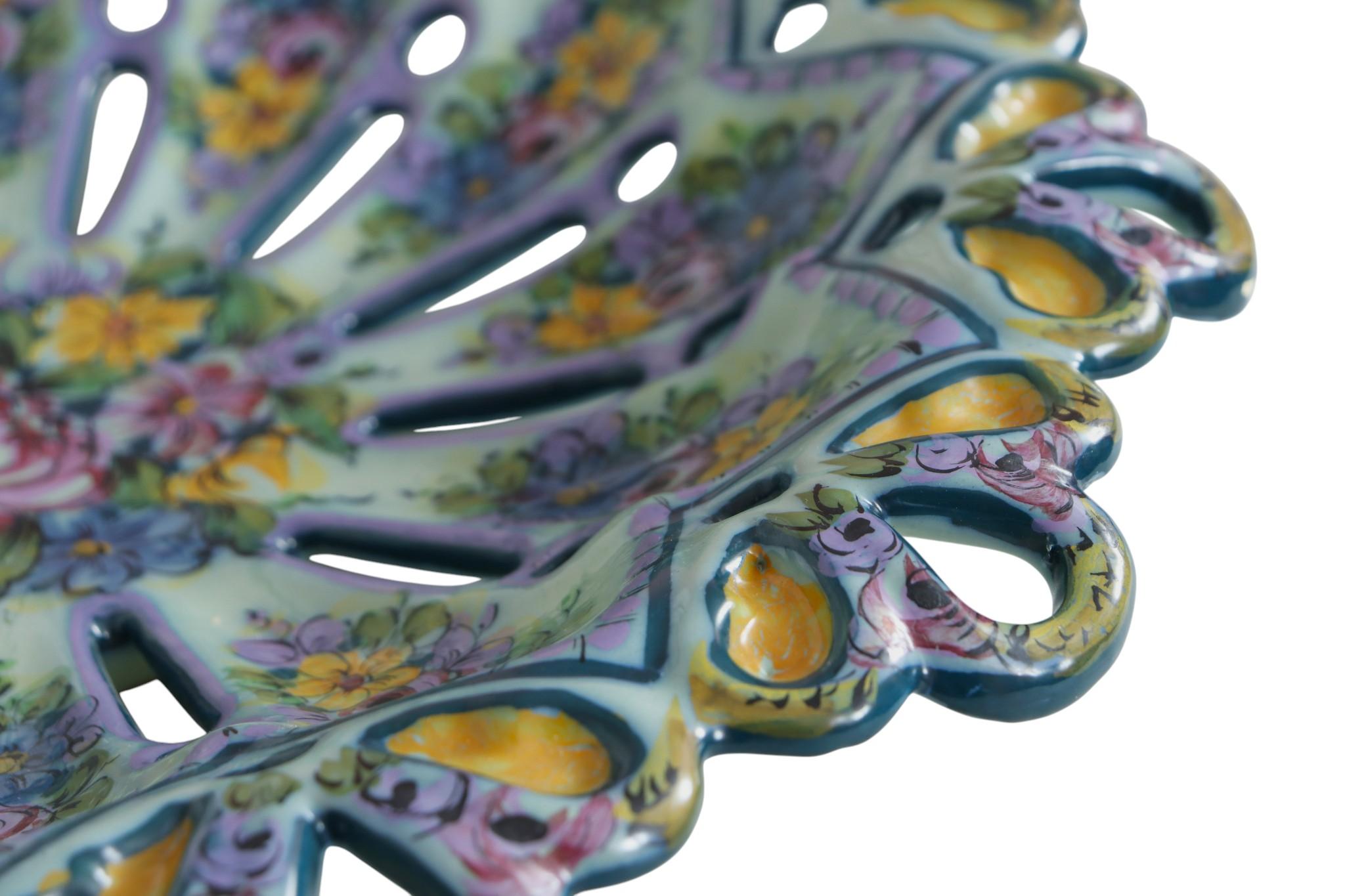 Handbemalter Alcobaça-Keramikteller aus dem 19. im Zustand „Gut“ im Angebot in Bradenton, FL