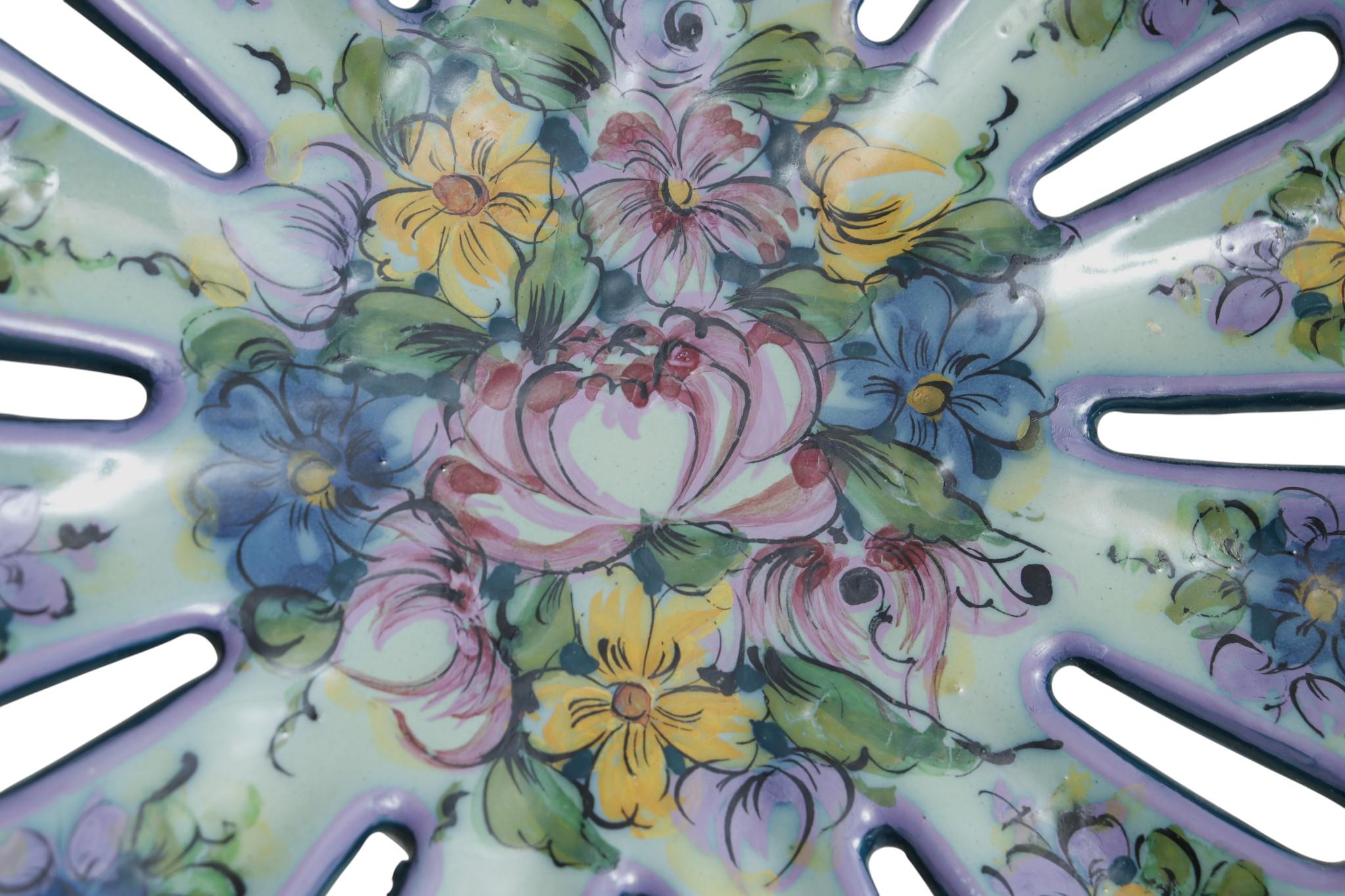 Handbemalter Alcobaça-Keramikteller aus dem 19. (19. Jahrhundert) im Angebot