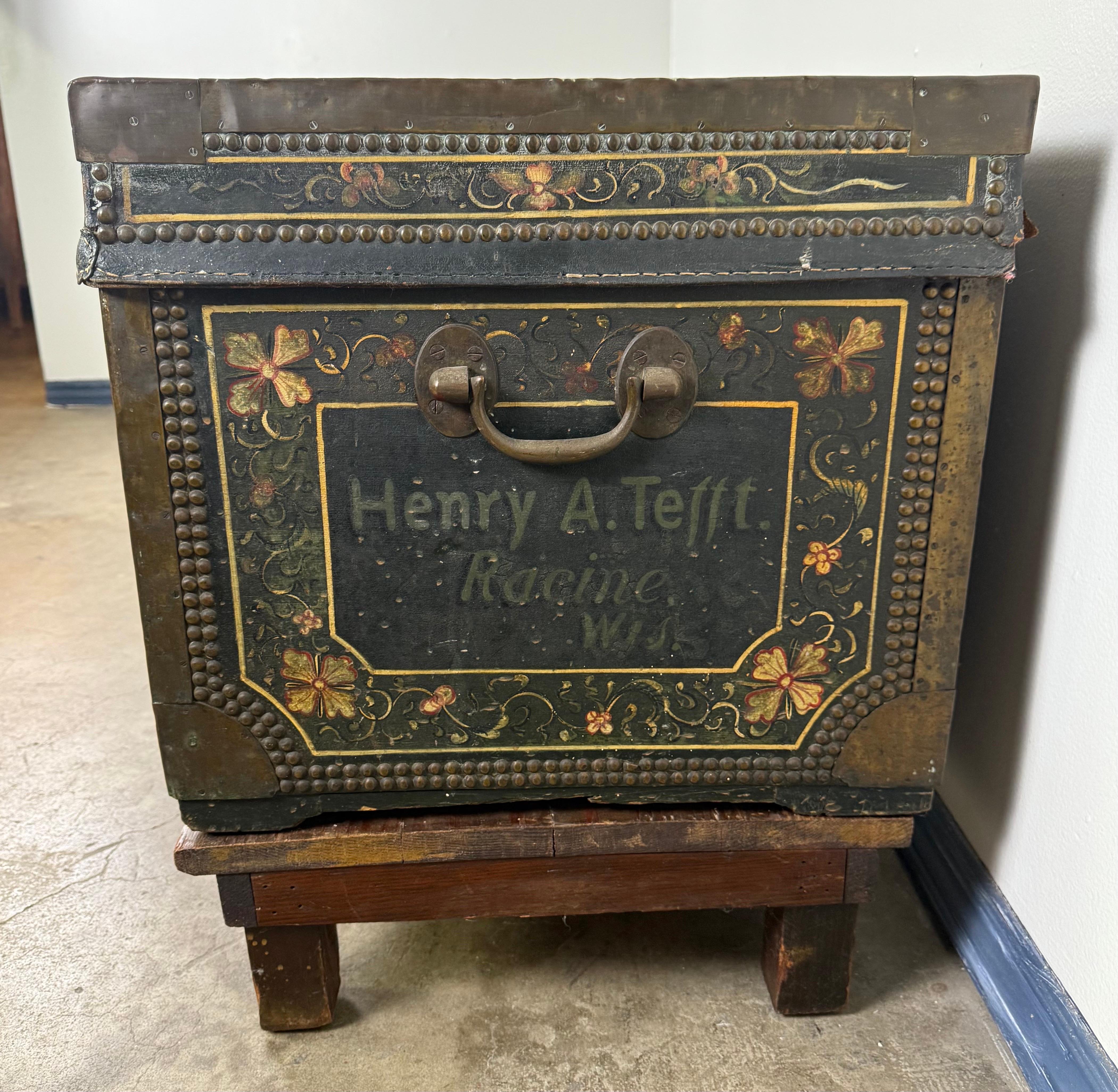 19th century hand-painted American immigrant trunk For Sale 4