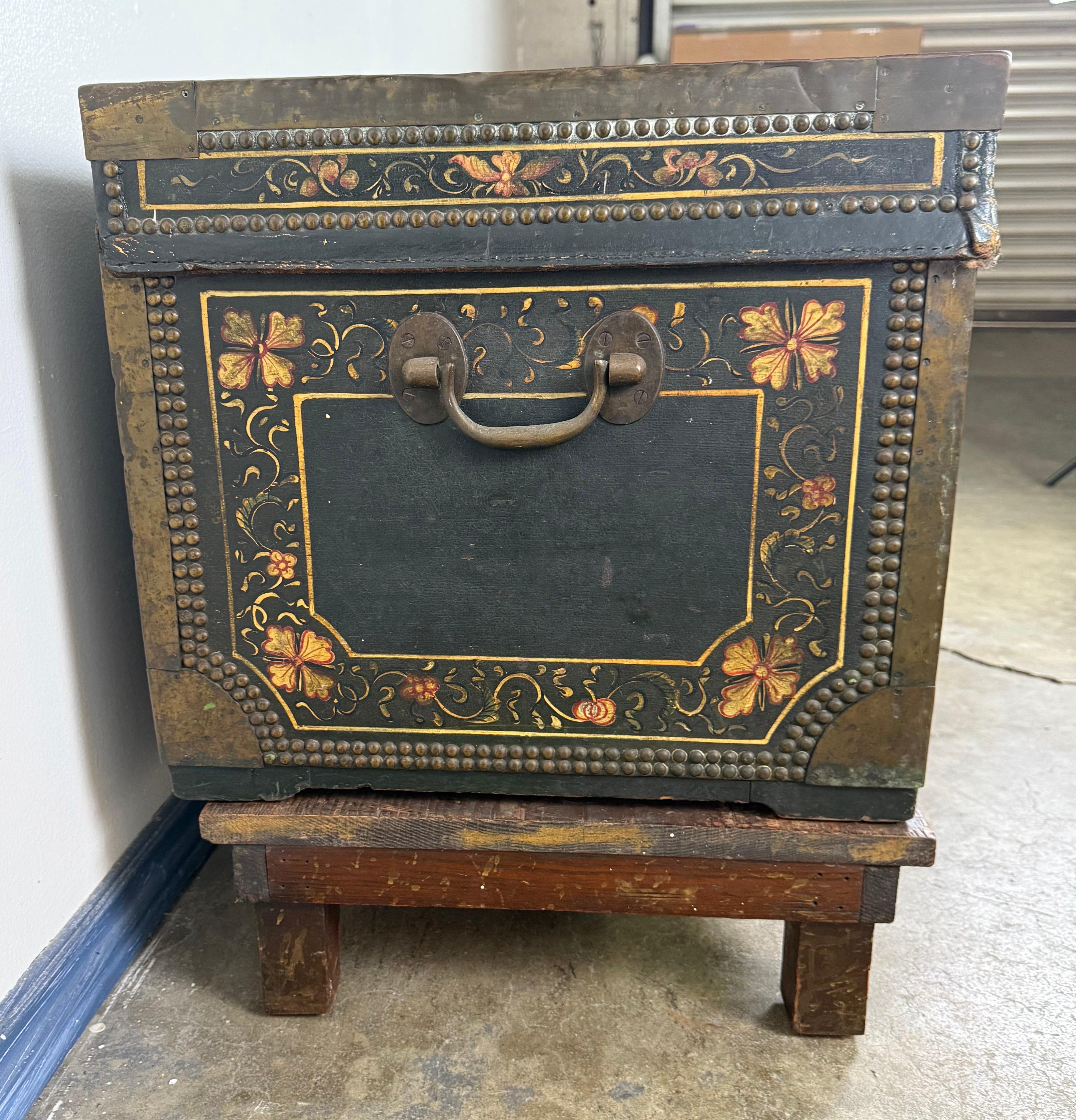 19th century hand-painted American immigrant trunk For Sale 6