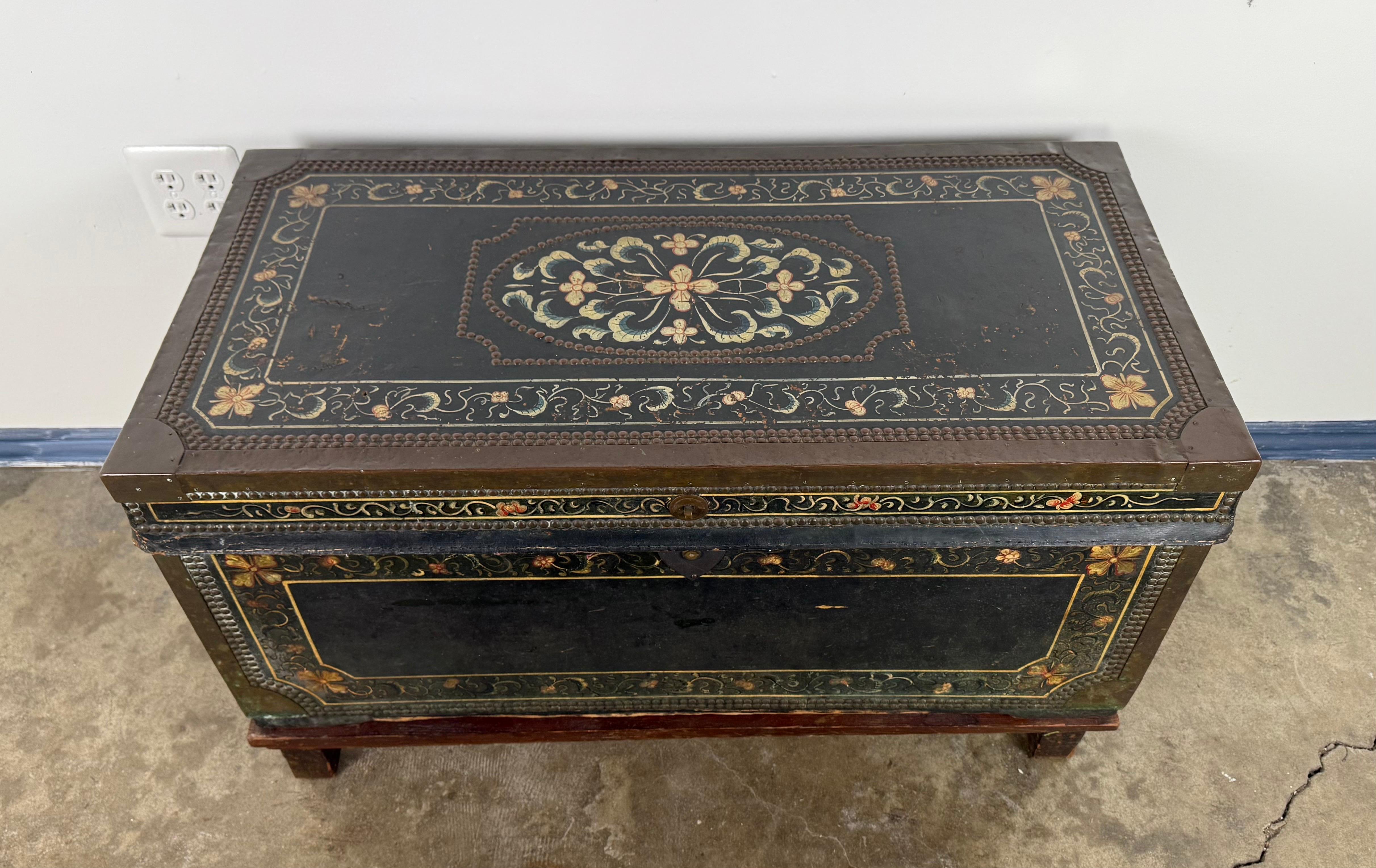 Folk Art 19th century hand-painted American immigrant trunk For Sale