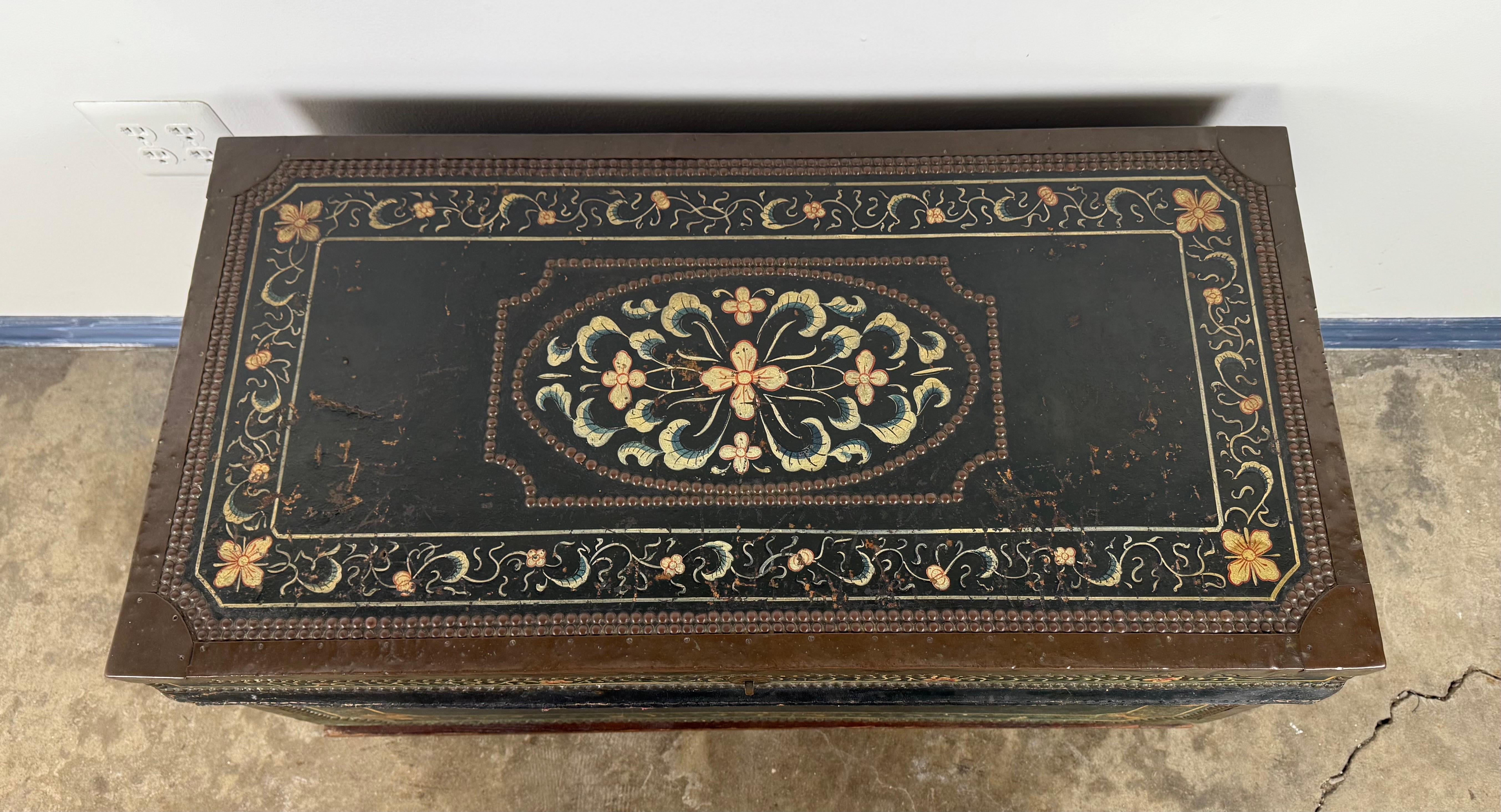 19th century hand-painted American immigrant trunk In Distressed Condition For Sale In Los Angeles, CA