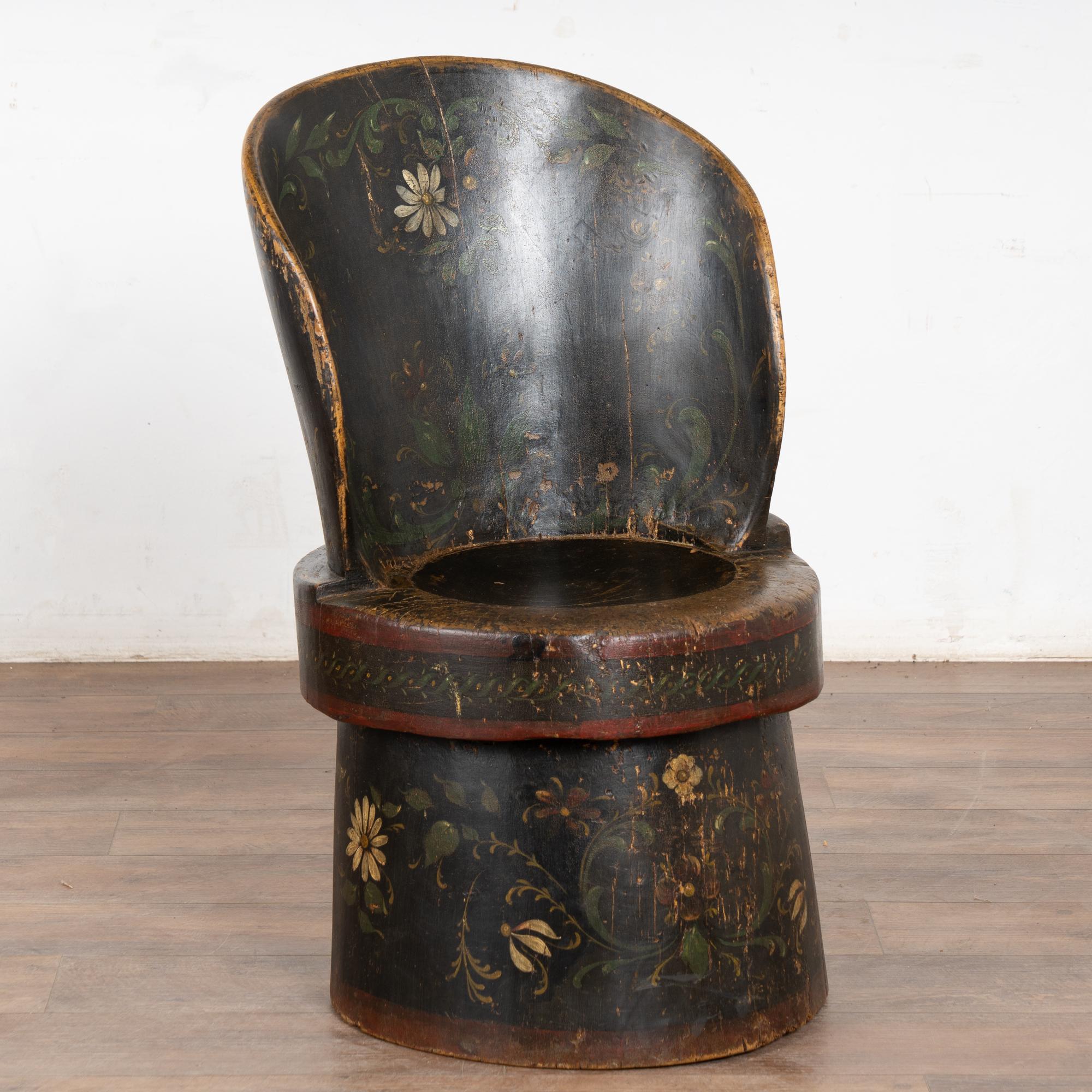 Antica kubbestol intagliata e dipinta, una tradizionale sedia scandinava in legno.
Le deliziose fioriture originali dipinte a mano sono eccezionali, le sfumature di verde, rosso e bianco antico dei fiori si stagliano sullo sfondo scuro. Finiture
