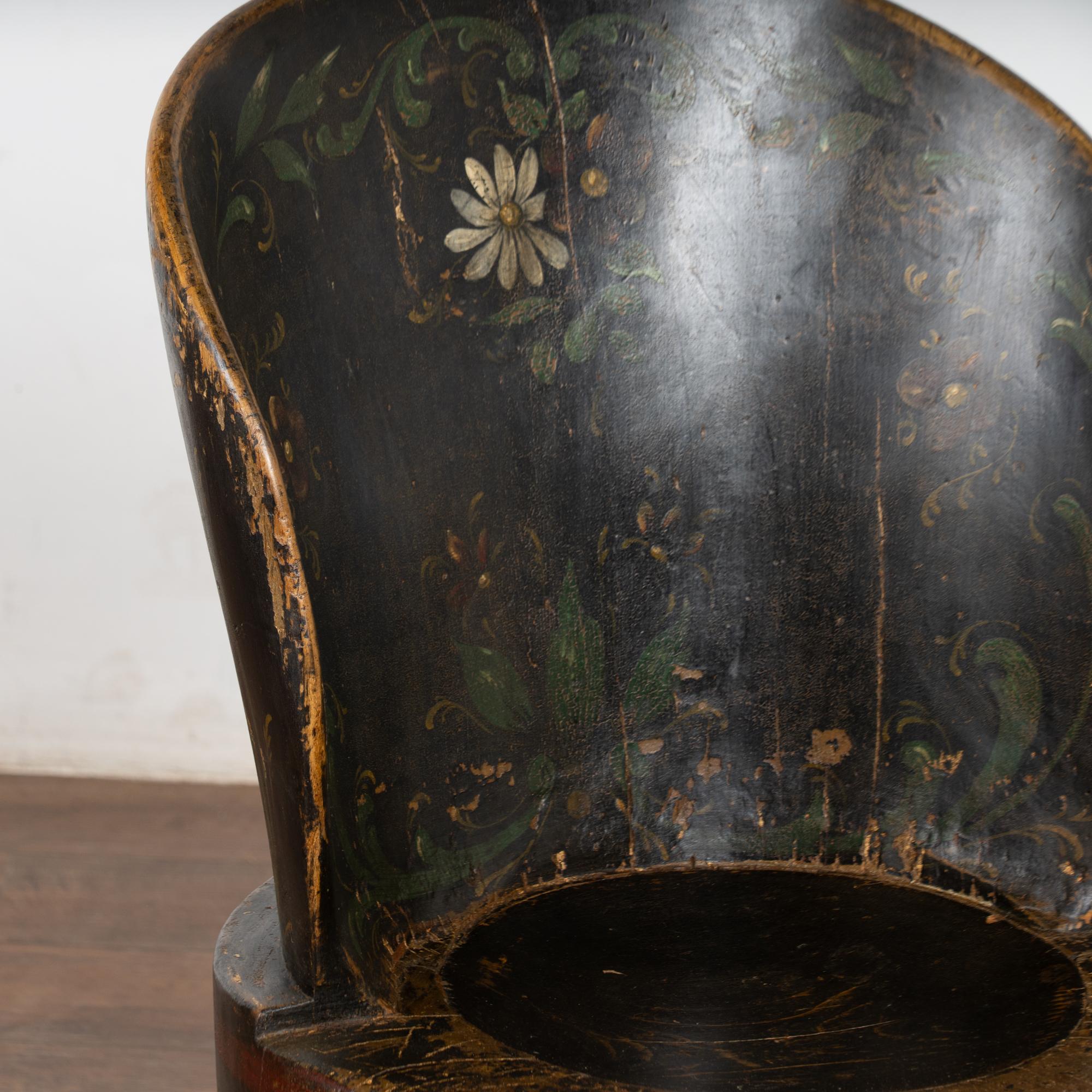 Arte popolare Sedia scandinava Kubbestol dipinta e intagliata a mano del XIX secolo in vendita