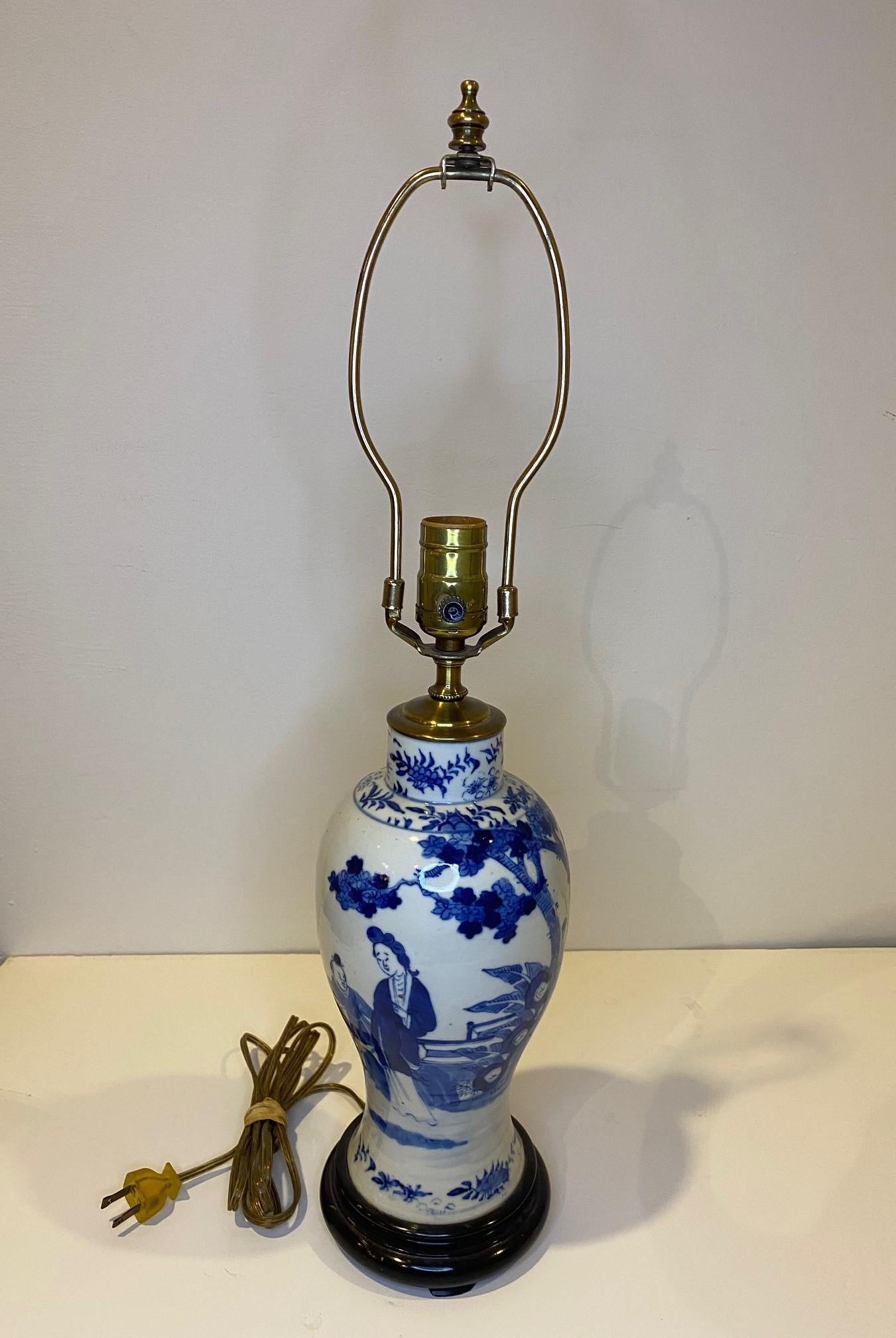 19th Century Hand Painted Blue & White Chinese Porcelain Vase Lamp For Sale 5