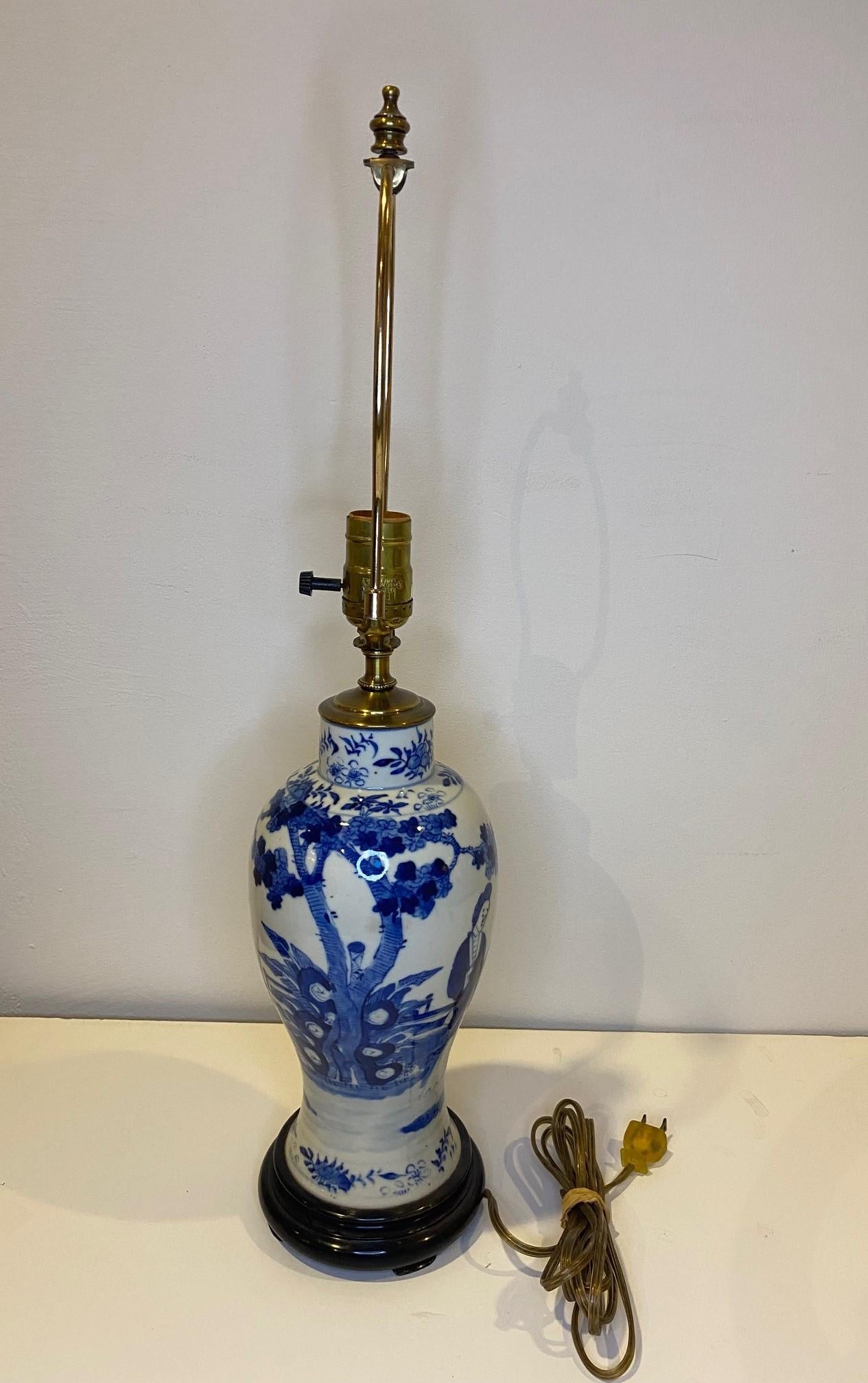 Exportation chinoise Lampe-vase en porcelaine chinoise bleue et blanche peinte à la main du 19e siècle en vente