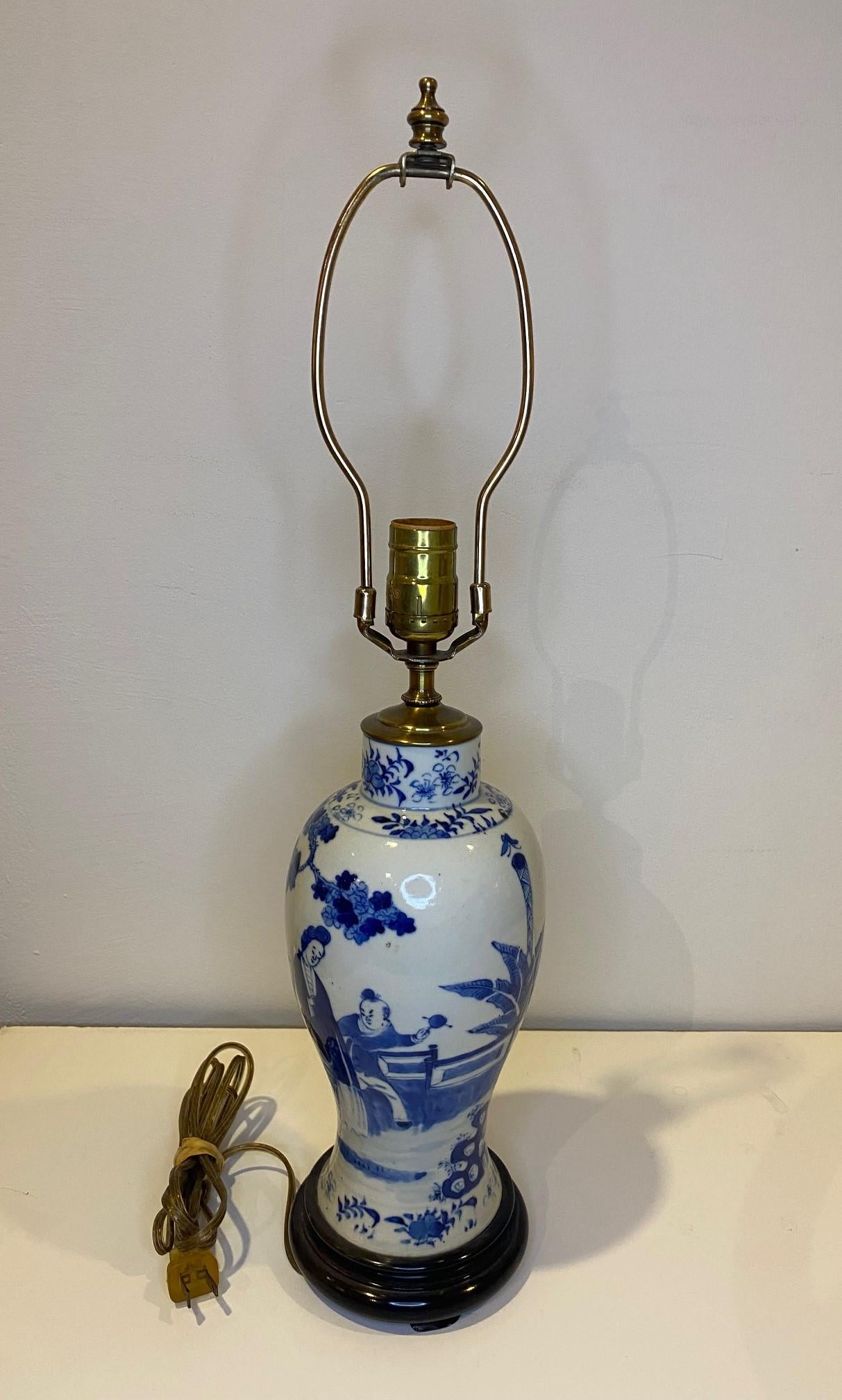19th Century Hand Painted Blue & White Chinese Porcelain Vase Lamp For Sale 1