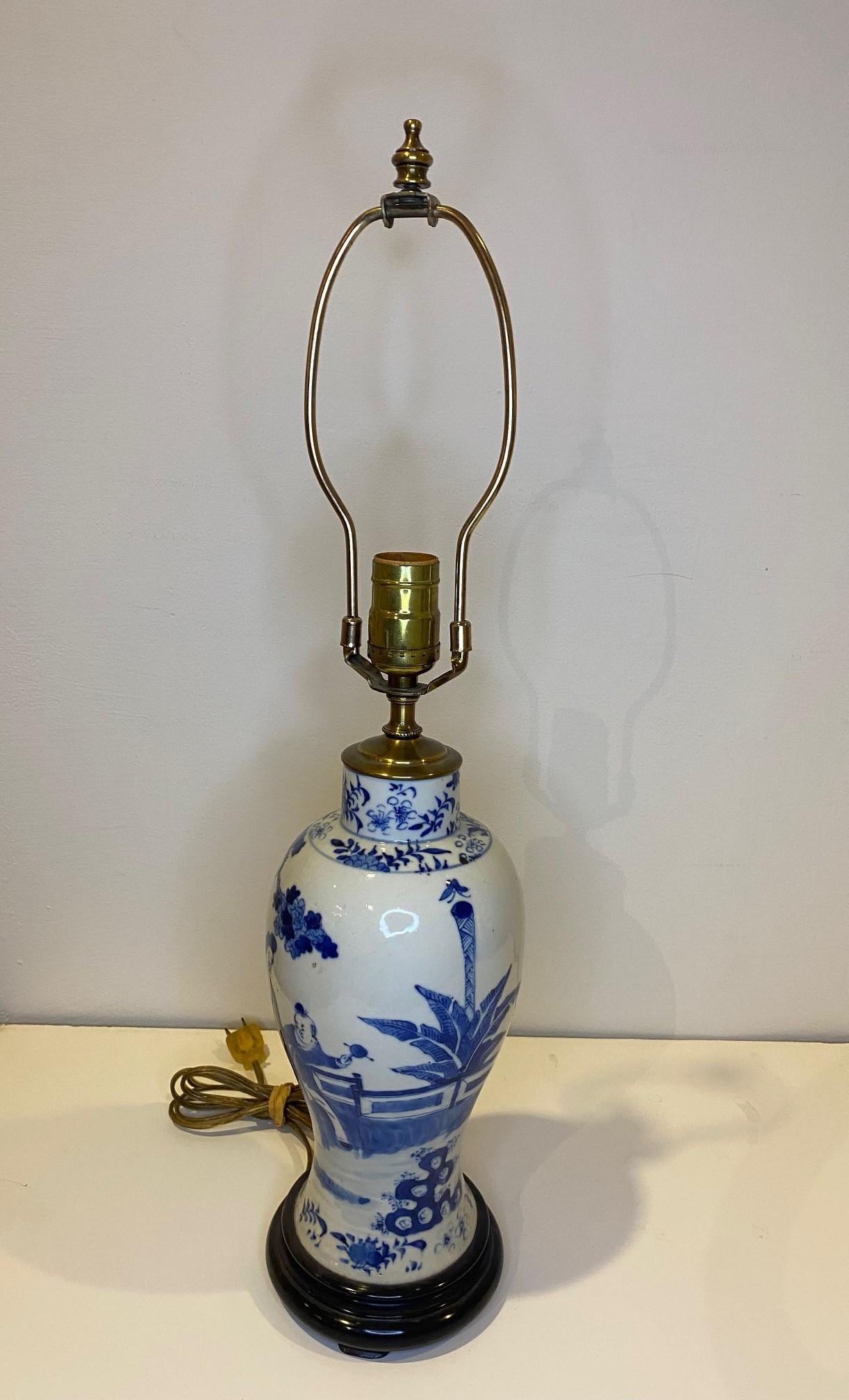 19th Century Hand Painted Blue & White Chinese Porcelain Vase Lamp For Sale 2