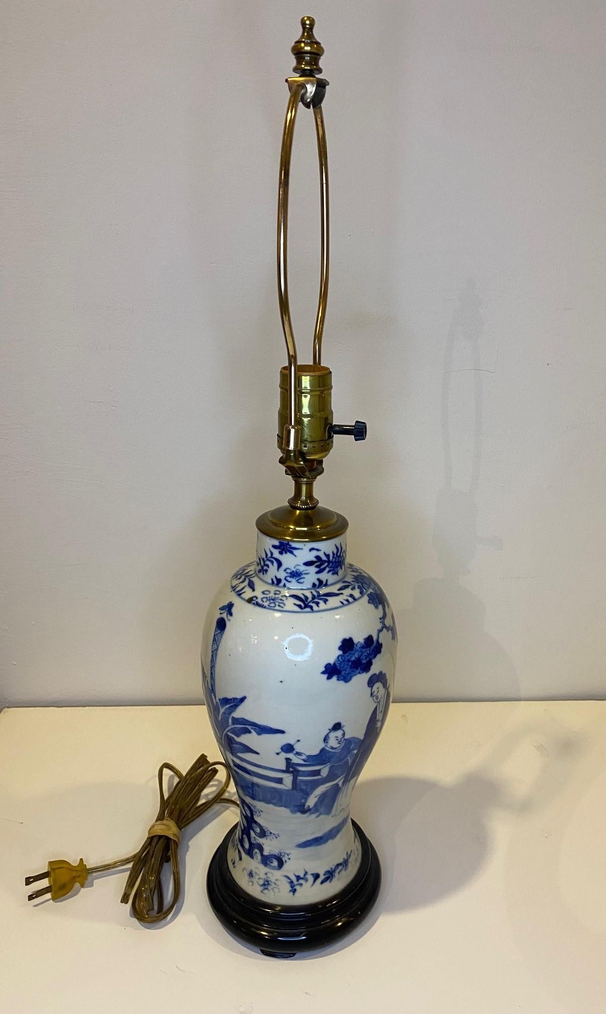 19th Century Hand Painted Blue & White Chinese Porcelain Vase Lamp For Sale 4