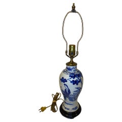 Handbemalte blau-weiße chinesische Porzellanvasenlampe aus dem 19. Jahrhundert