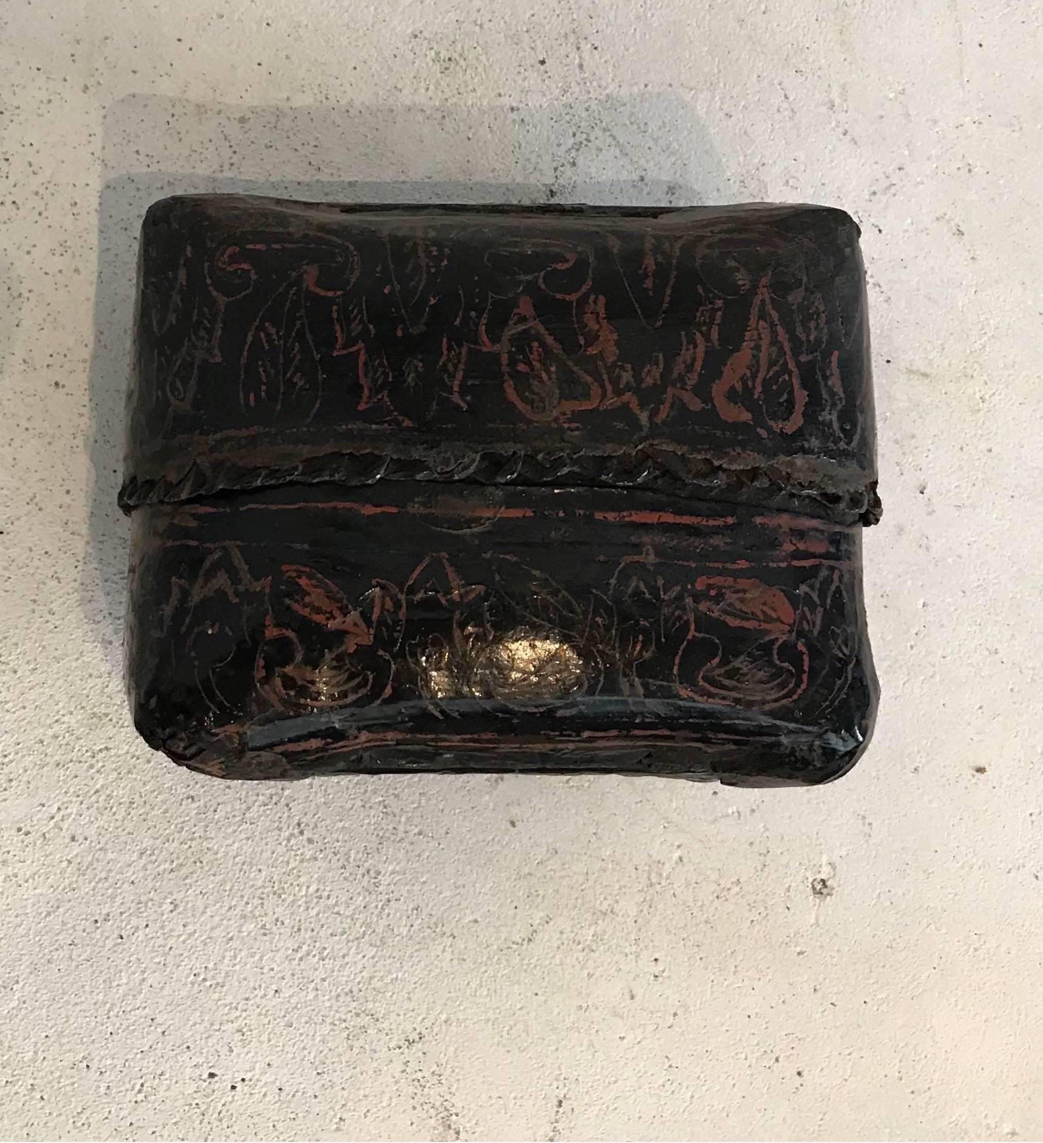 19th Century Hand-Painted Burmese Lacquer Lidded Box For Sale 7