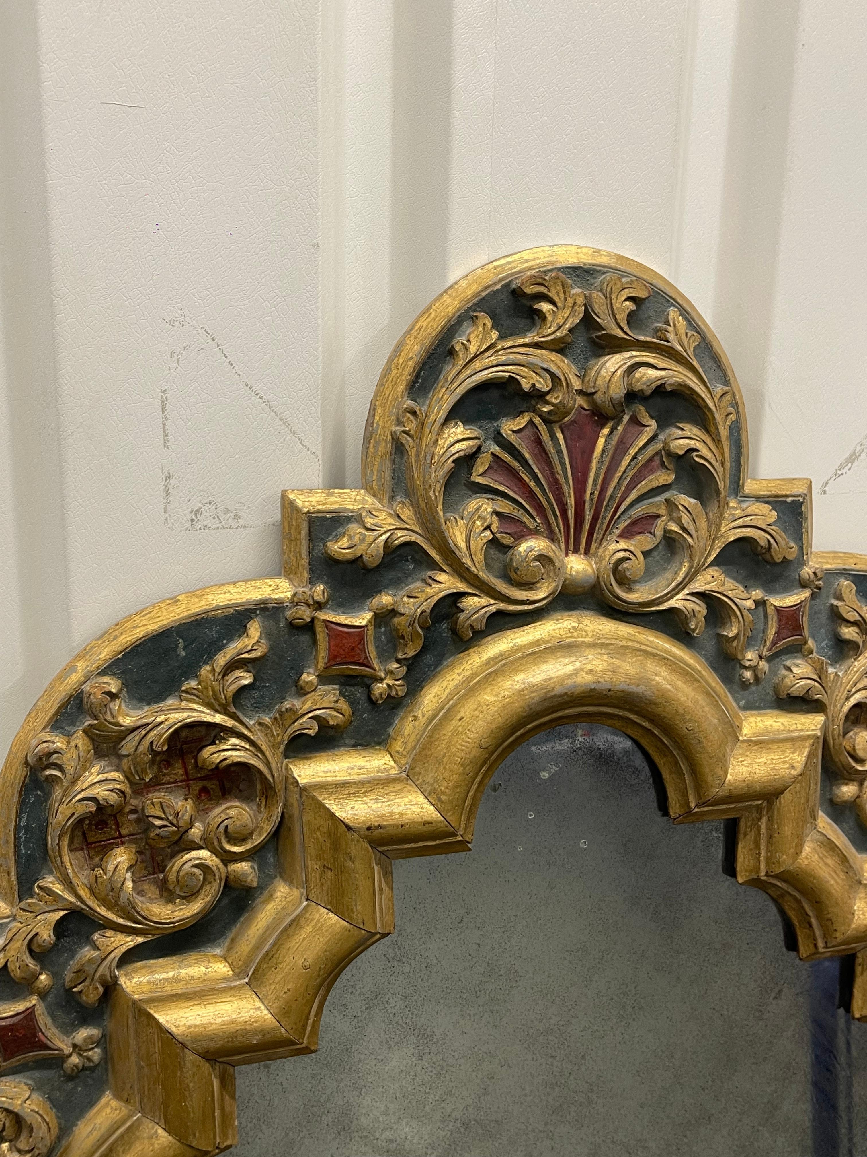 Questo specchio è uno splendido esempio dello stile Gothic Revival che fiorì in Russia durante il XIX secolo, quando si diffuse il fascino dell'estetica medievale. 

La cornice è meticolosamente intagliata a mano nel legno e mostra intricati motivi