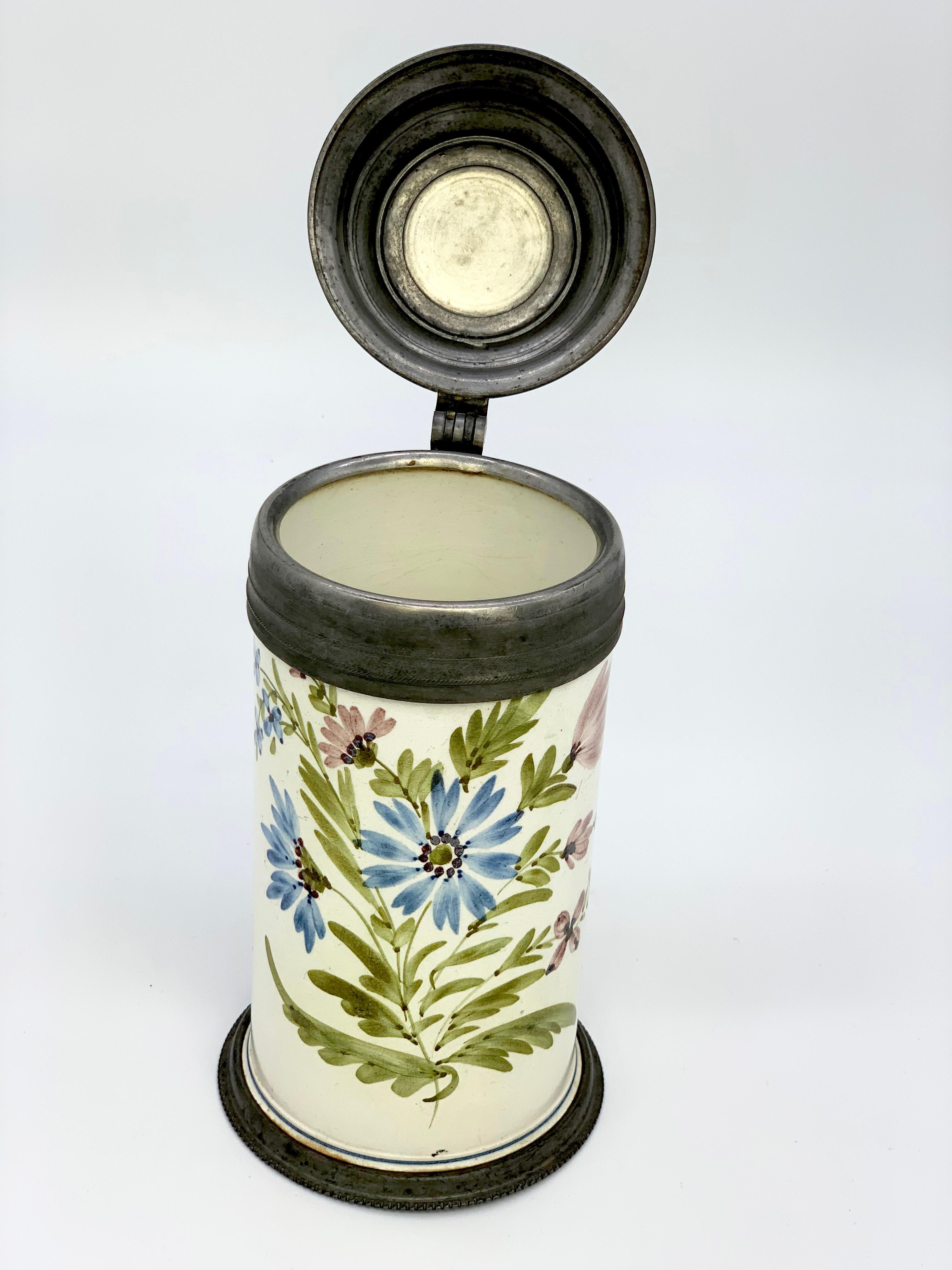 Handbemalter Keramikkrug mit Zinndeckel aus dem 19. Jahrhundert, graviert mit einem Bock im Angebot 1