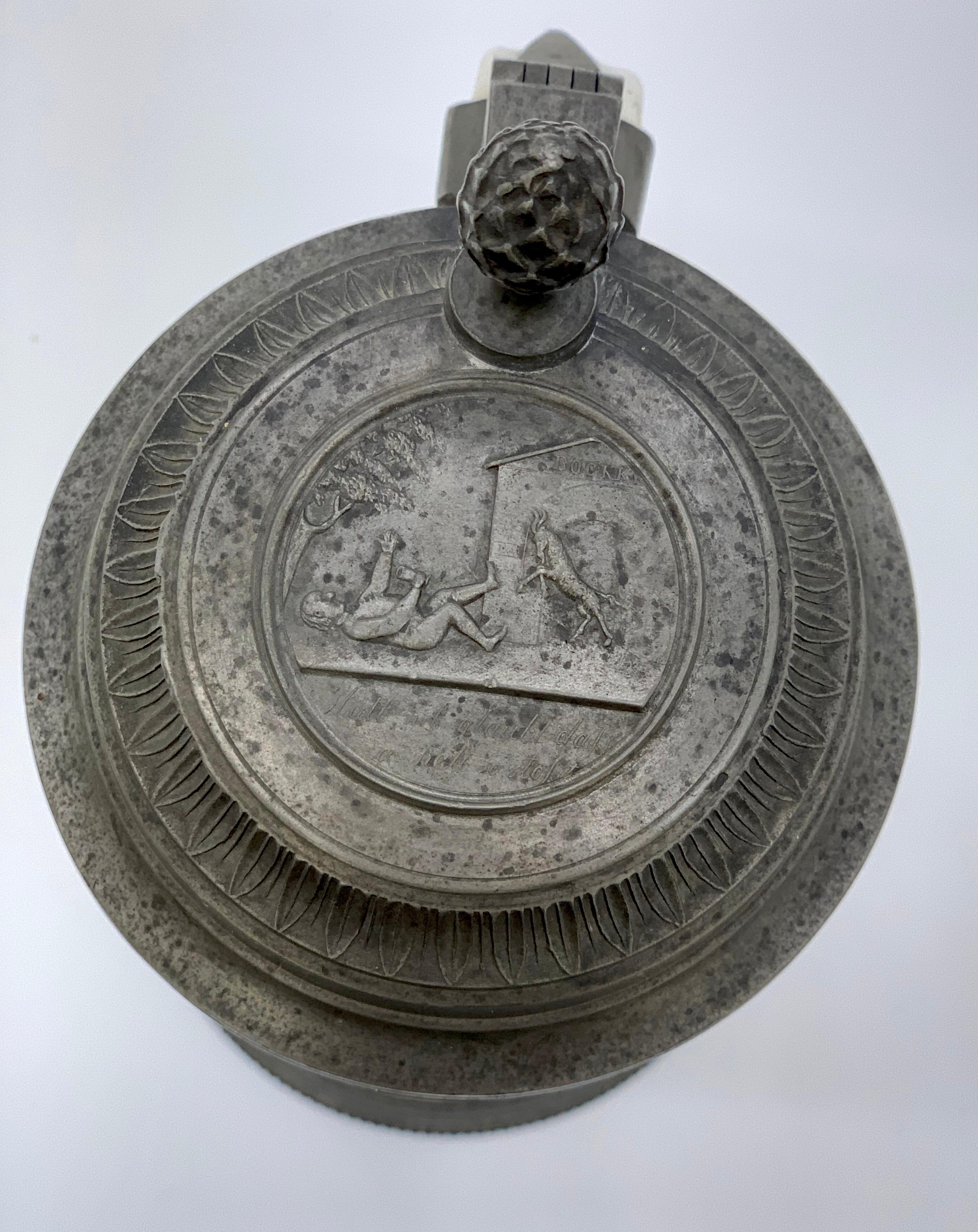 Handbemalter Keramikkrug mit Zinndeckel aus dem 19. Jahrhundert, graviert mit einem Bock im Angebot 3