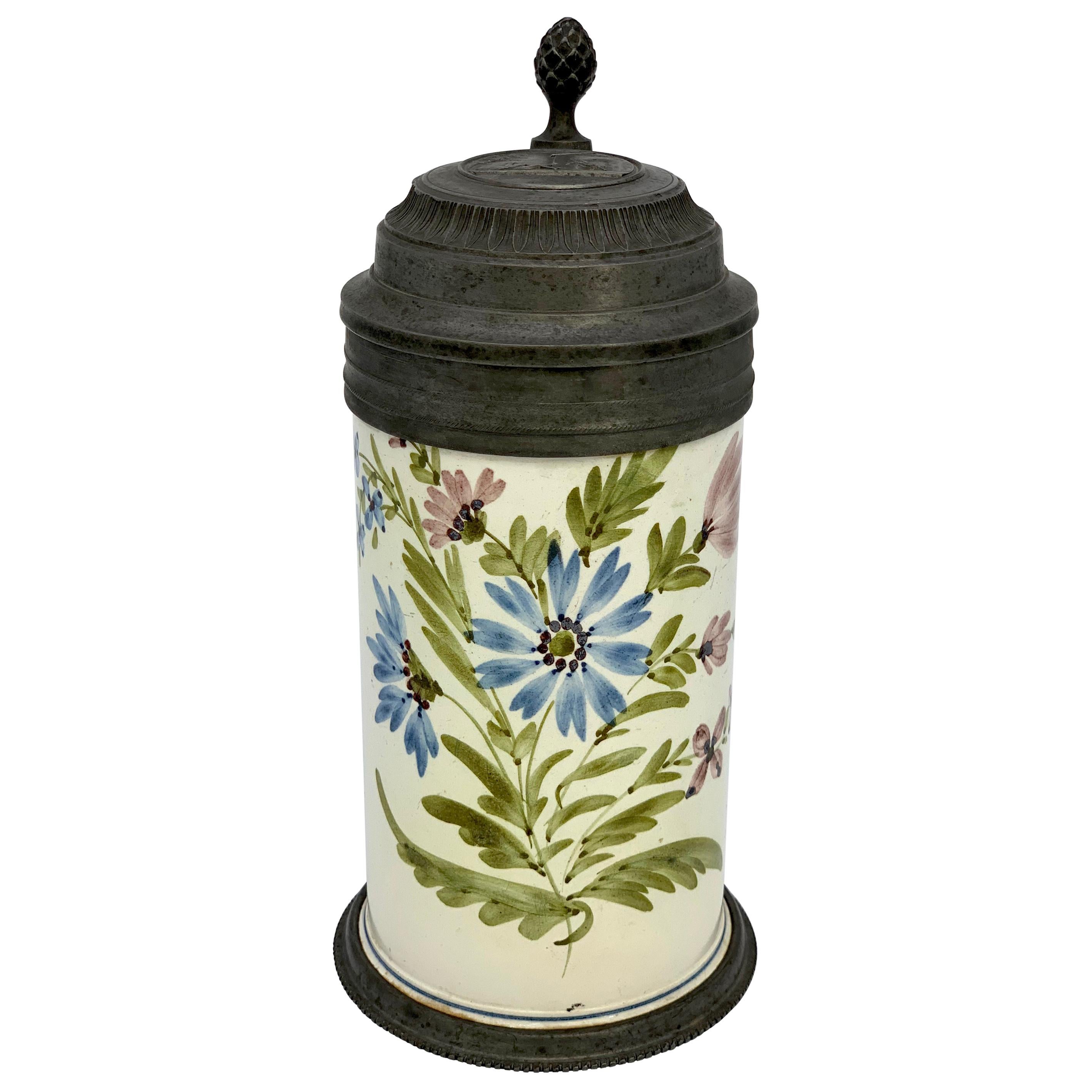 Handbemalter Keramikkrug mit Zinndeckel aus dem 19. Jahrhundert, graviert mit einem Bock im Angebot