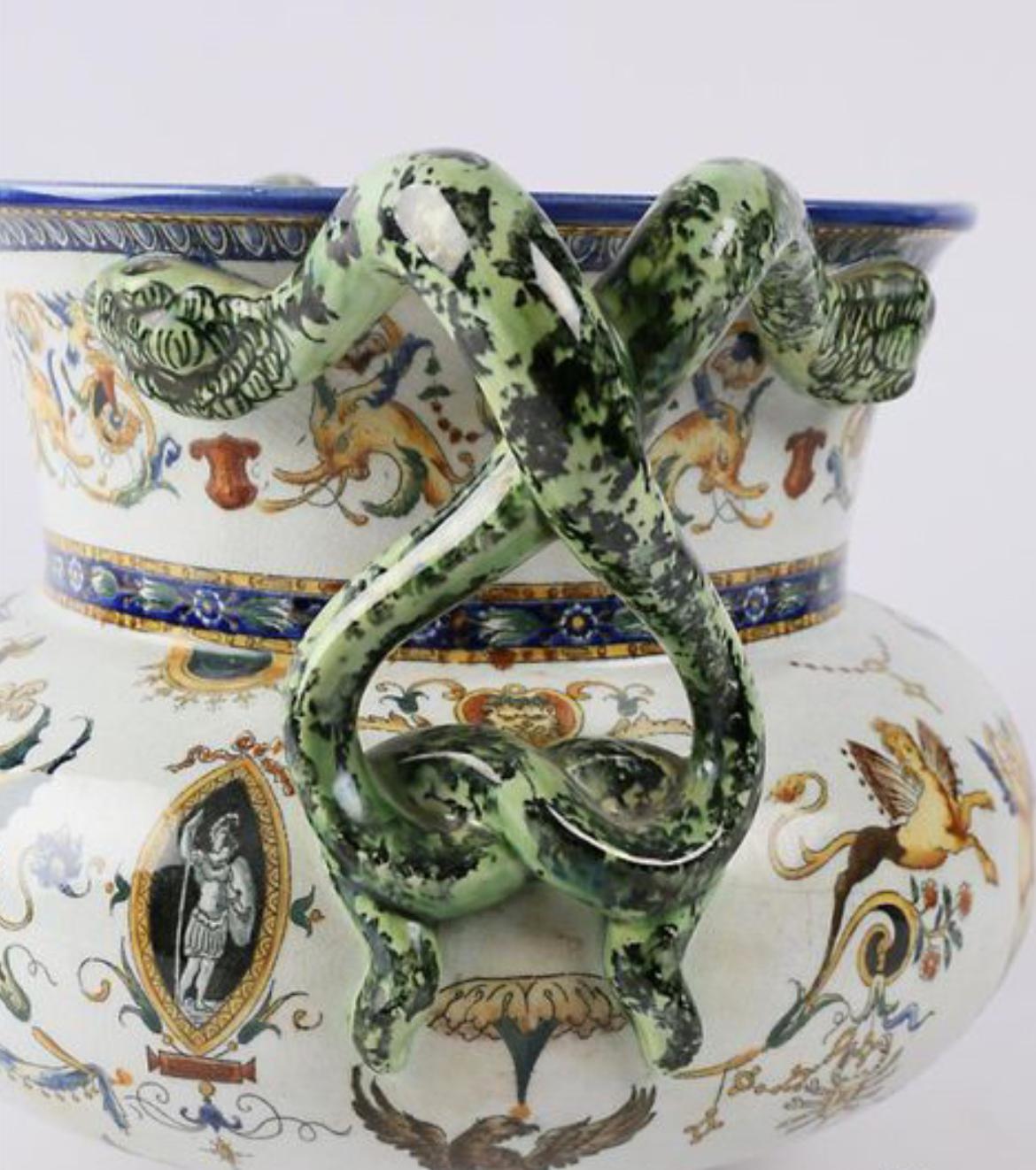 Vase finement peint à la main, décoré d'angelots, de sphinges et de médaillons Jean Bérain. Les poignées sont faites comme des serpents verts. Il repose sur une base tripode, les pieds en enroulements et il est numéroté au revers.
France, fin du