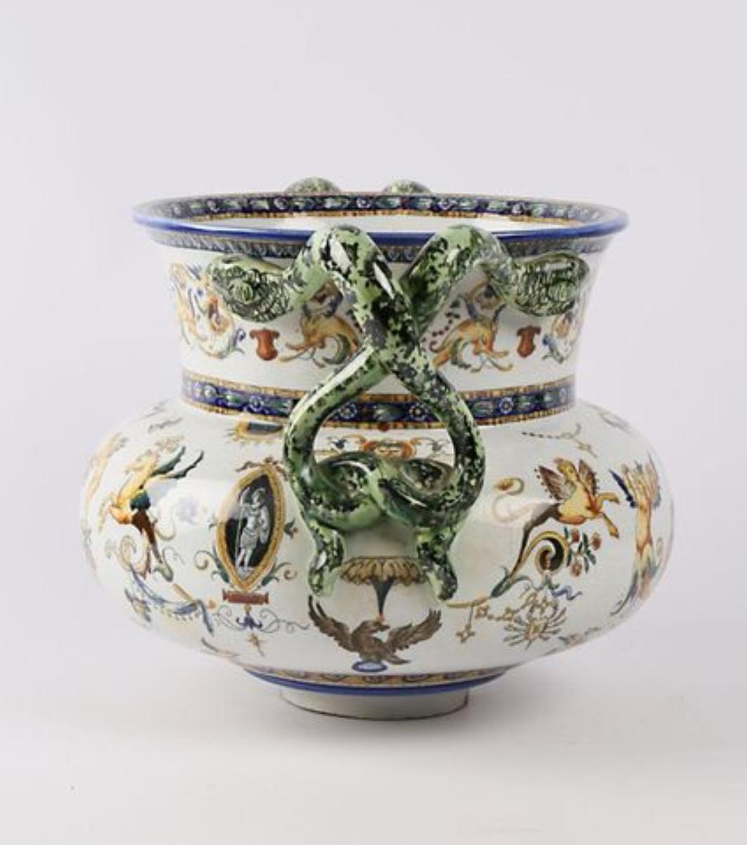 Français Vase en céramique peint à la main du 19ème siècle décoré d'angelots Jean Brain en vente
