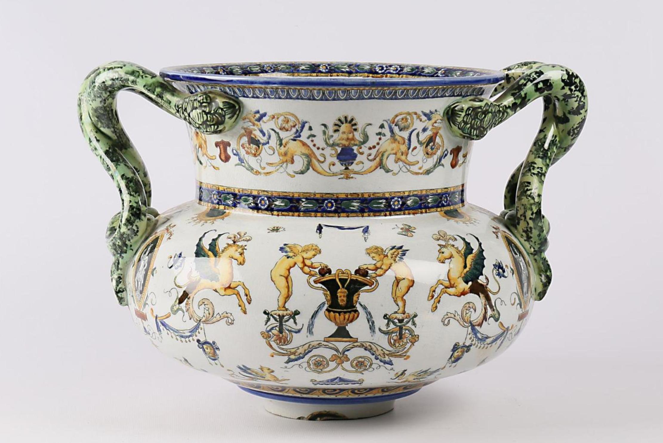 Vase en céramique peint à la main du 19ème siècle décoré d'angelots Jean Brain Bon état - En vente à Sofia, BG