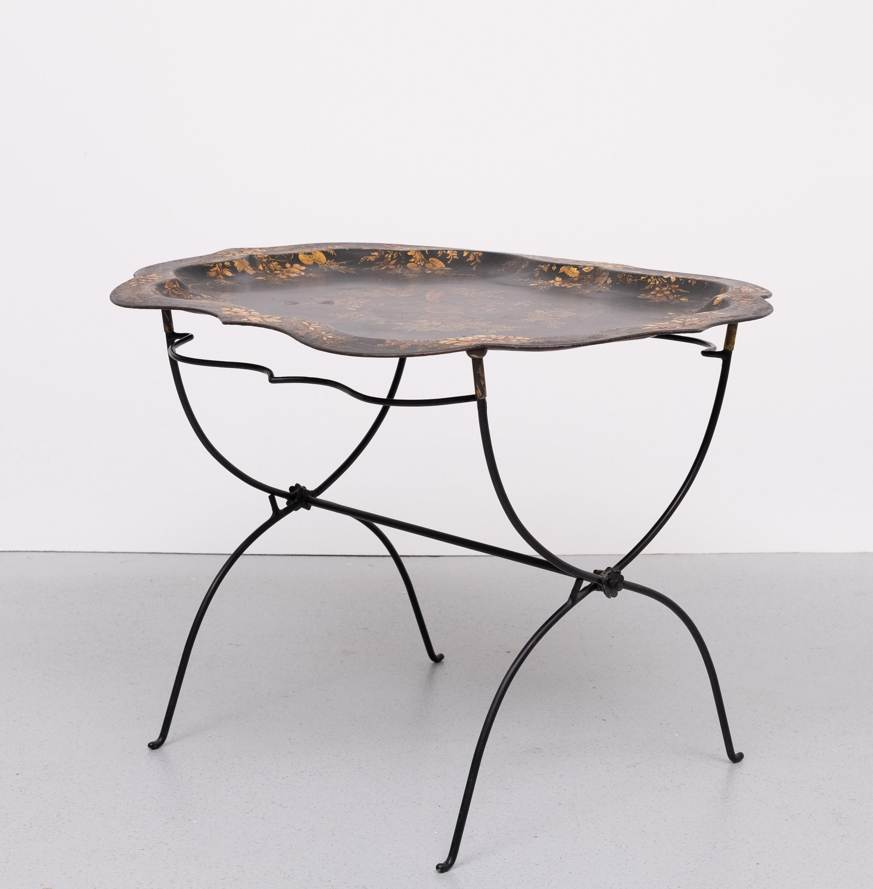 Néerlandais 19th  Century  Peint à la main  néerlandais courbé  Table à plateaux en vente