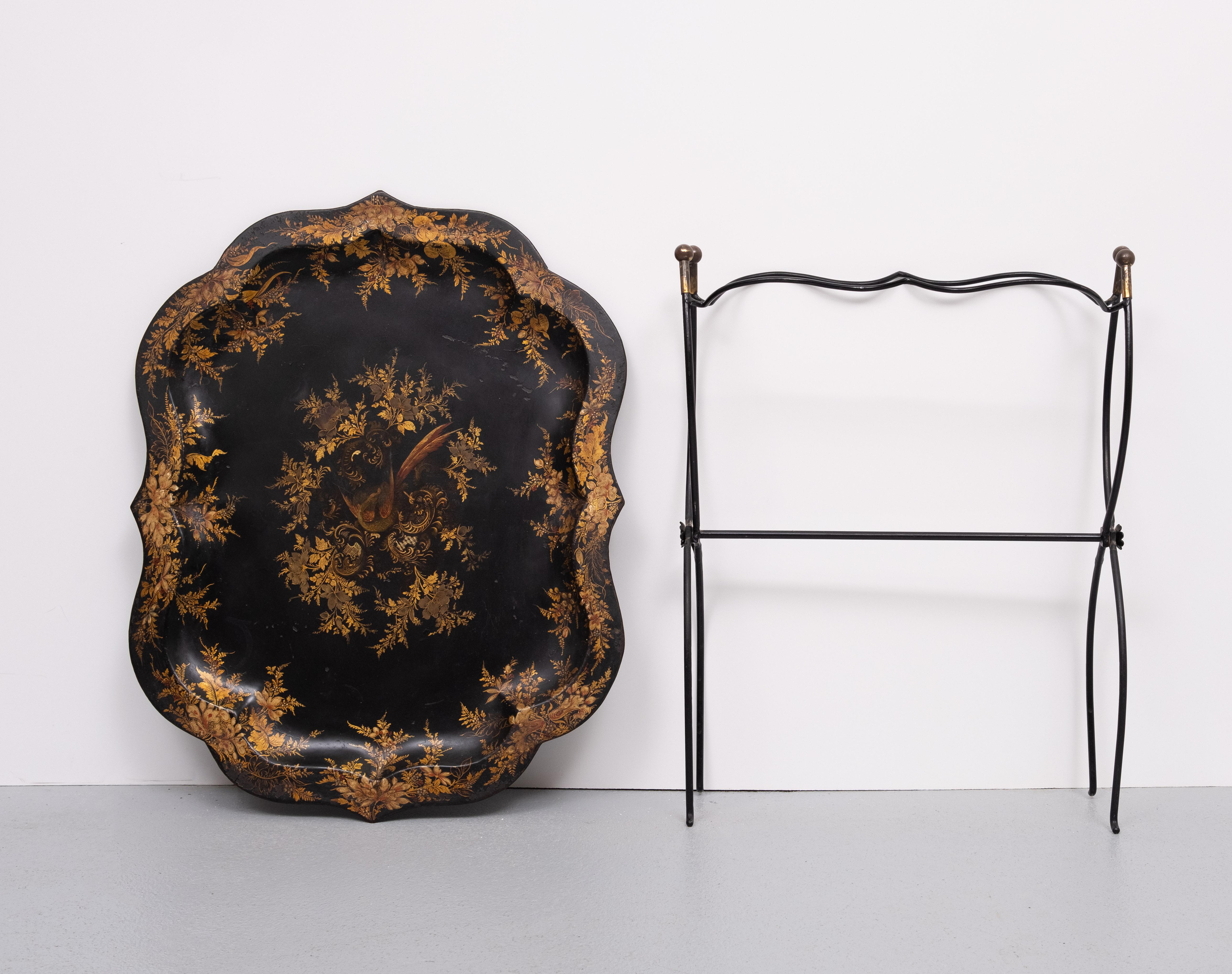 Fin du XIXe siècle 19th  Century  Peint à la main  néerlandais courbé  Table à plateaux en vente