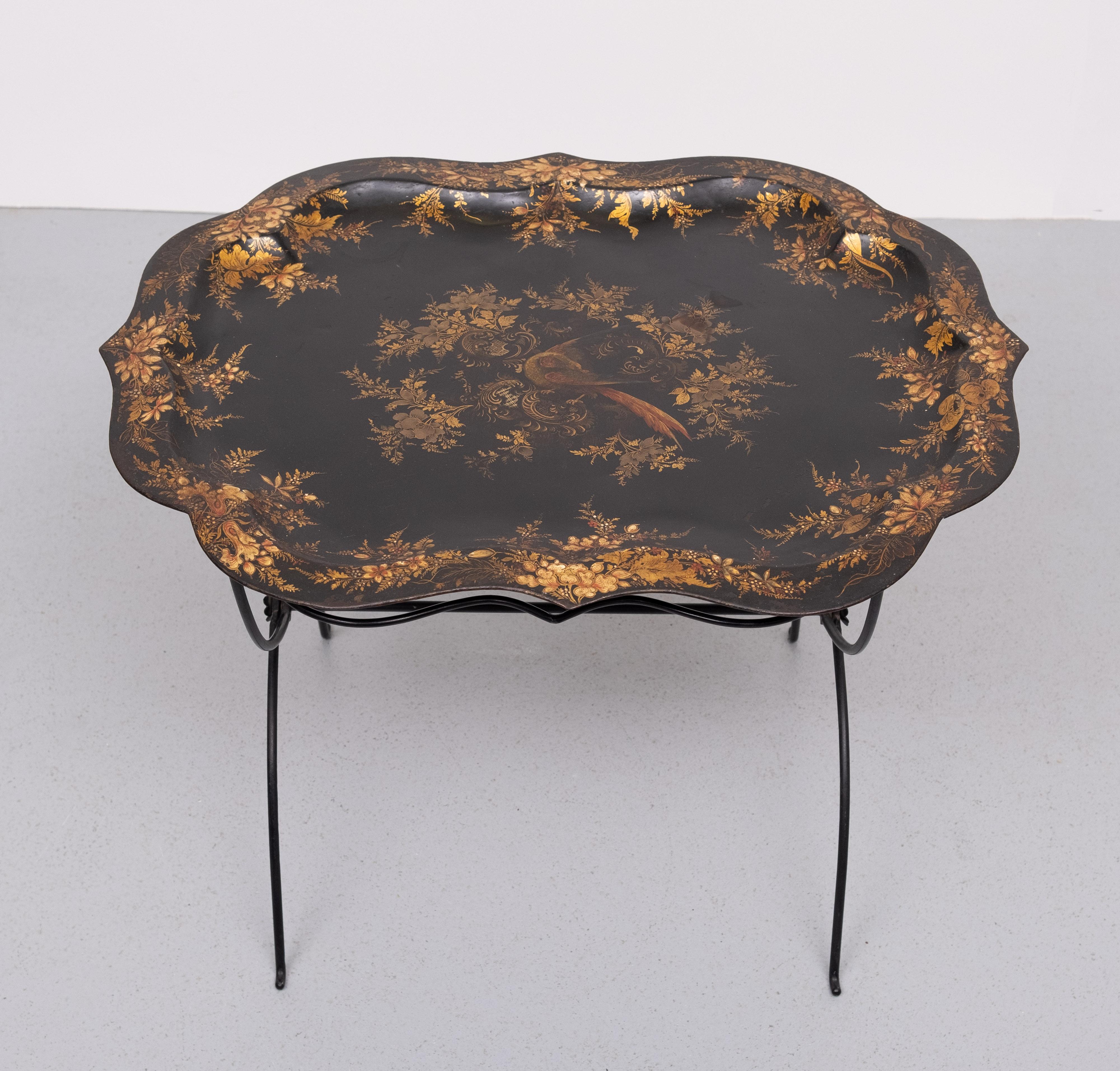 Métal 19th  Century  Peint à la main  néerlandais courbé  Table à plateaux en vente
