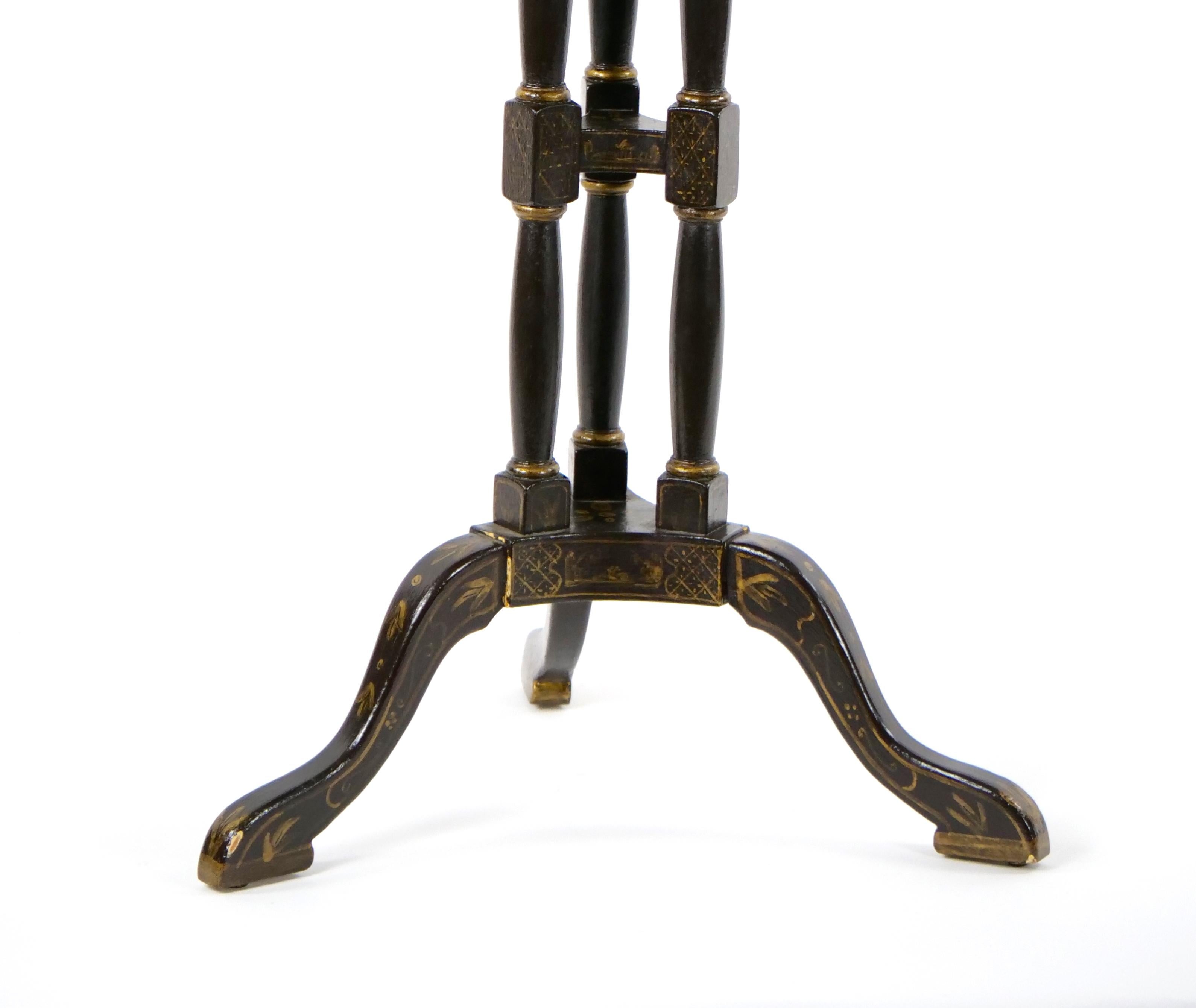 Handbemalter / verzierter viktorianischer Chinoiserie-Beistelltisch mit Dreibein aus dem 19. Jahrhundert im Zustand „Gut“ im Angebot in Tarry Town, NY