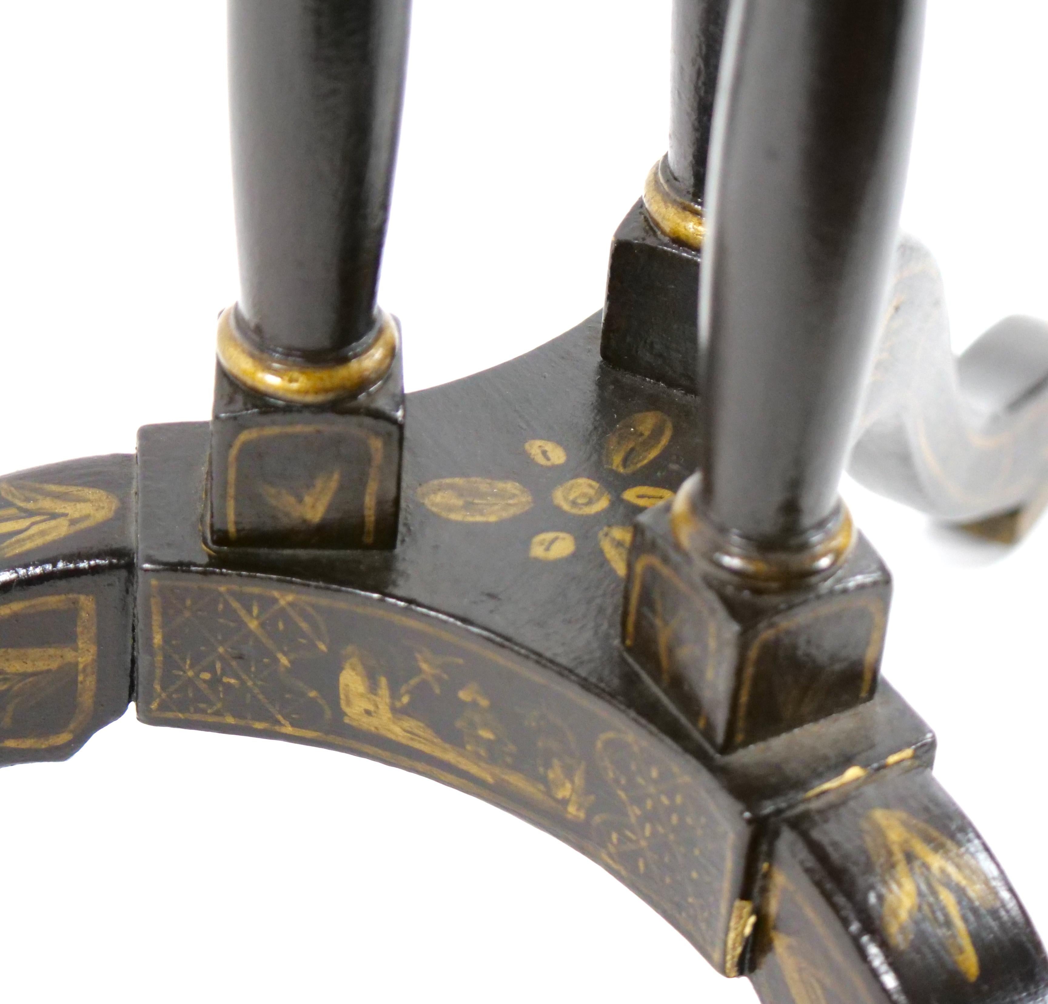 Handbemalter / verzierter viktorianischer Chinoiserie-Beistelltisch mit Dreibein aus dem 19. Jahrhundert (Farbe) im Angebot