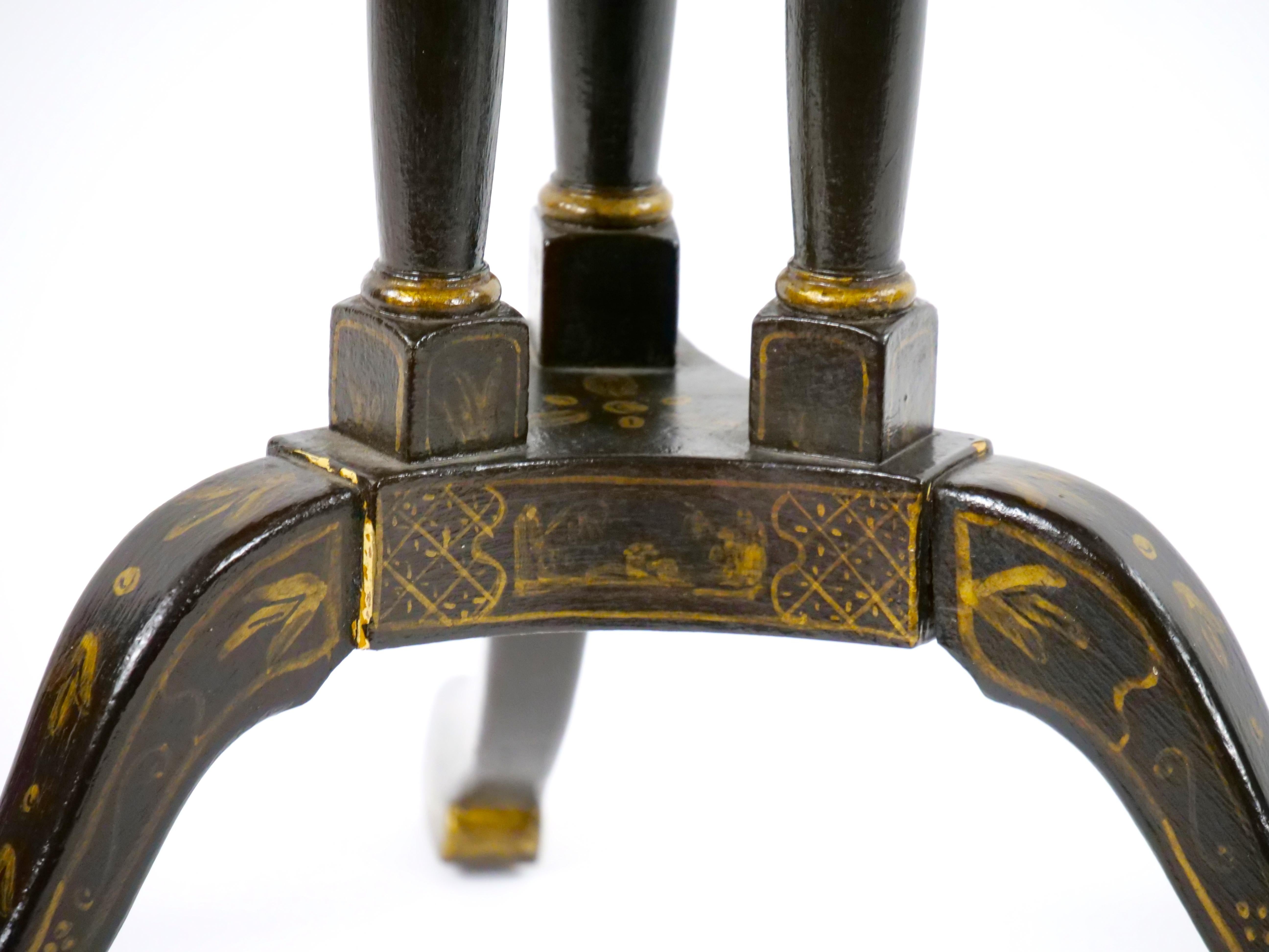 Handbemalter / verzierter viktorianischer Chinoiserie-Beistelltisch mit Dreibein aus dem 19. Jahrhundert im Angebot 2