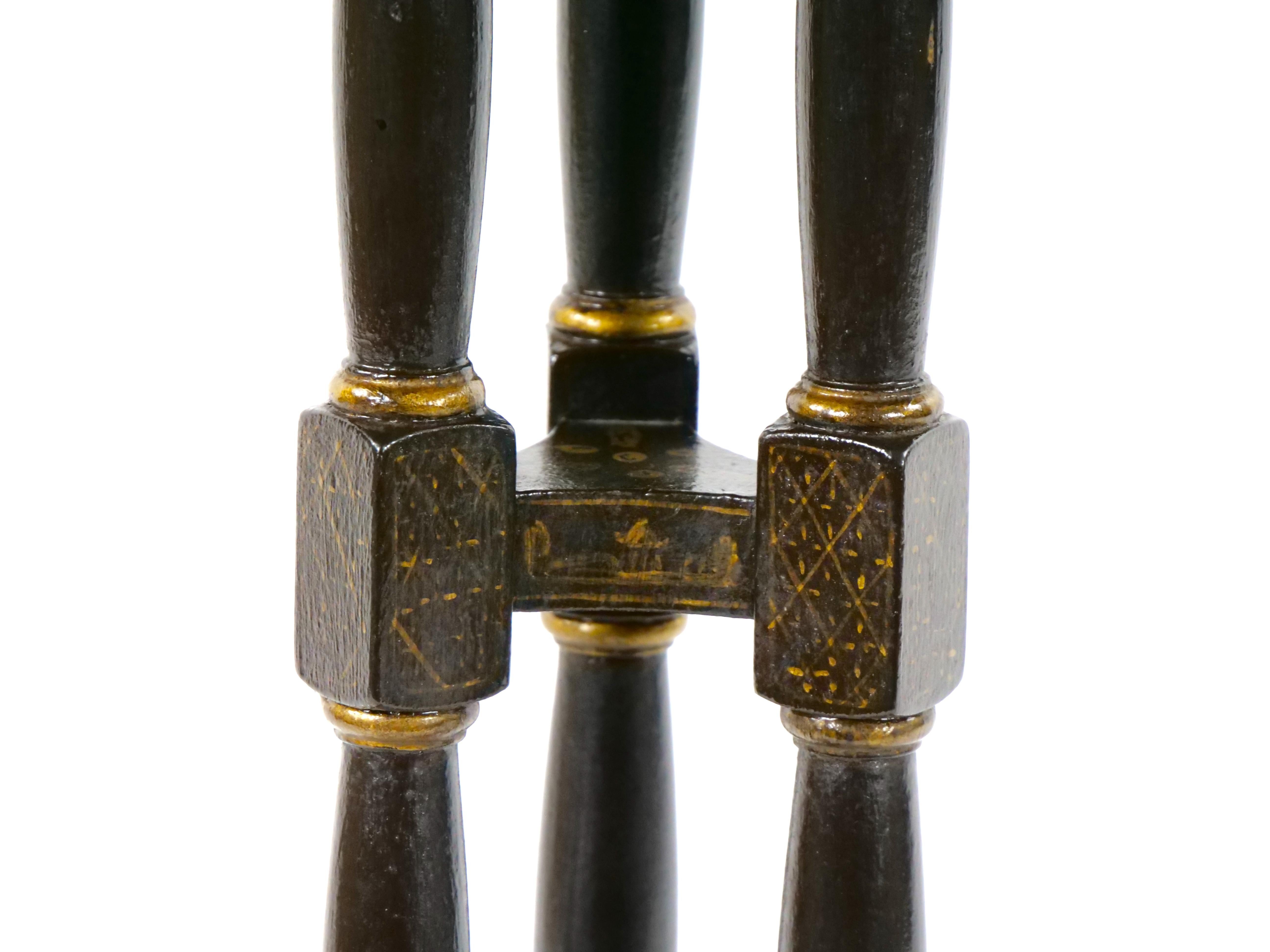 Handbemalter / verzierter viktorianischer Chinoiserie-Beistelltisch mit Dreibein aus dem 19. Jahrhundert im Angebot 3