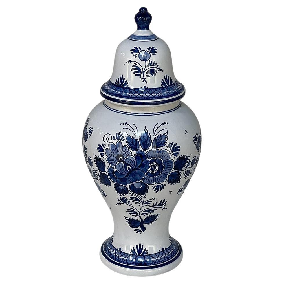 Urna con coperchio Delft blu e bianco dipinta a mano del XIX secolo