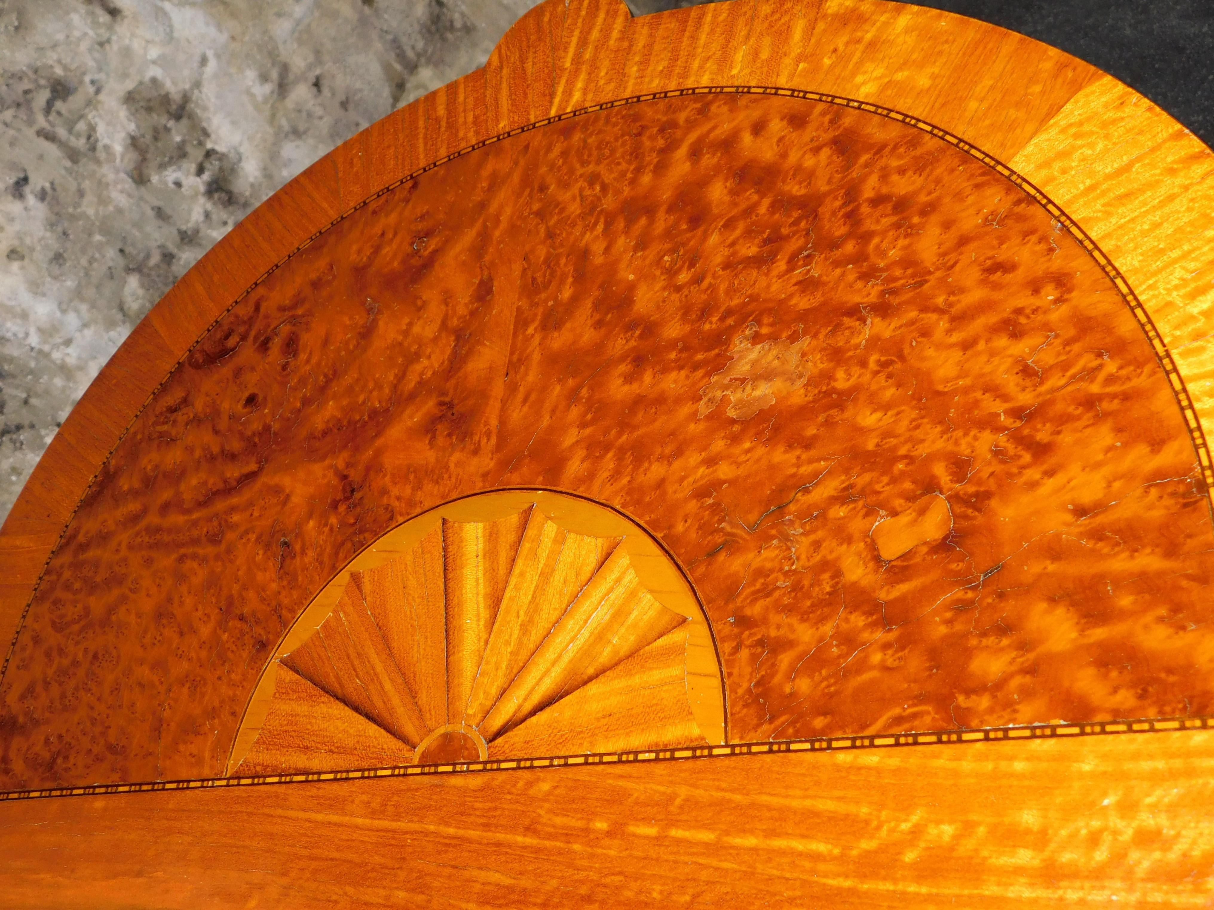 Meuble de rangement d'appoint demi-lune du 19ème siècle peint à la main en bois d'érable brossé et de noyer satiné en vente 7