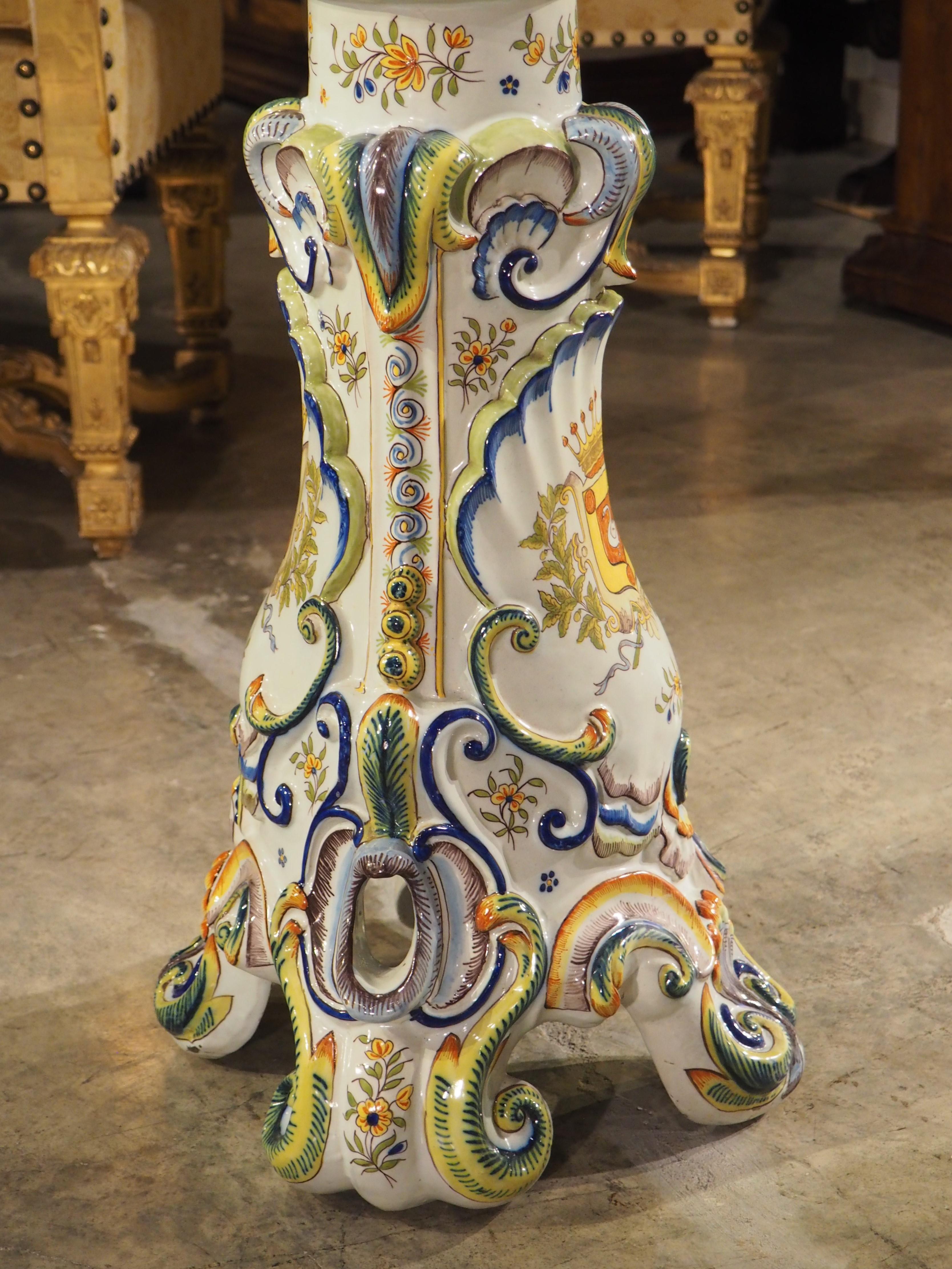 Jardinera de loza pintada a mano del siglo XIX sobre pedestal de Boulogne, Francia en venta 4