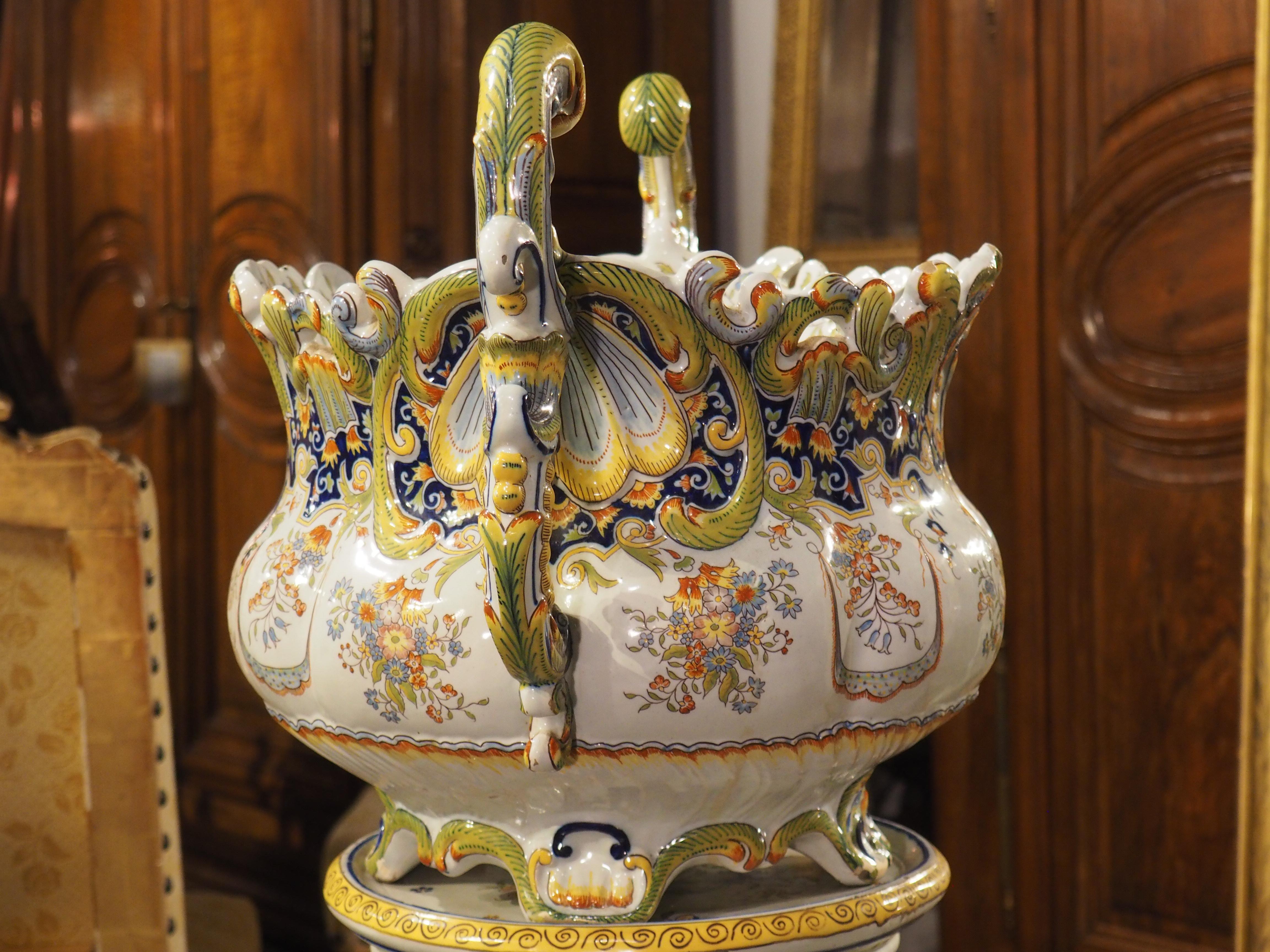 Jardinera de loza pintada a mano del siglo XIX sobre pedestal de Boulogne, Francia en venta 5