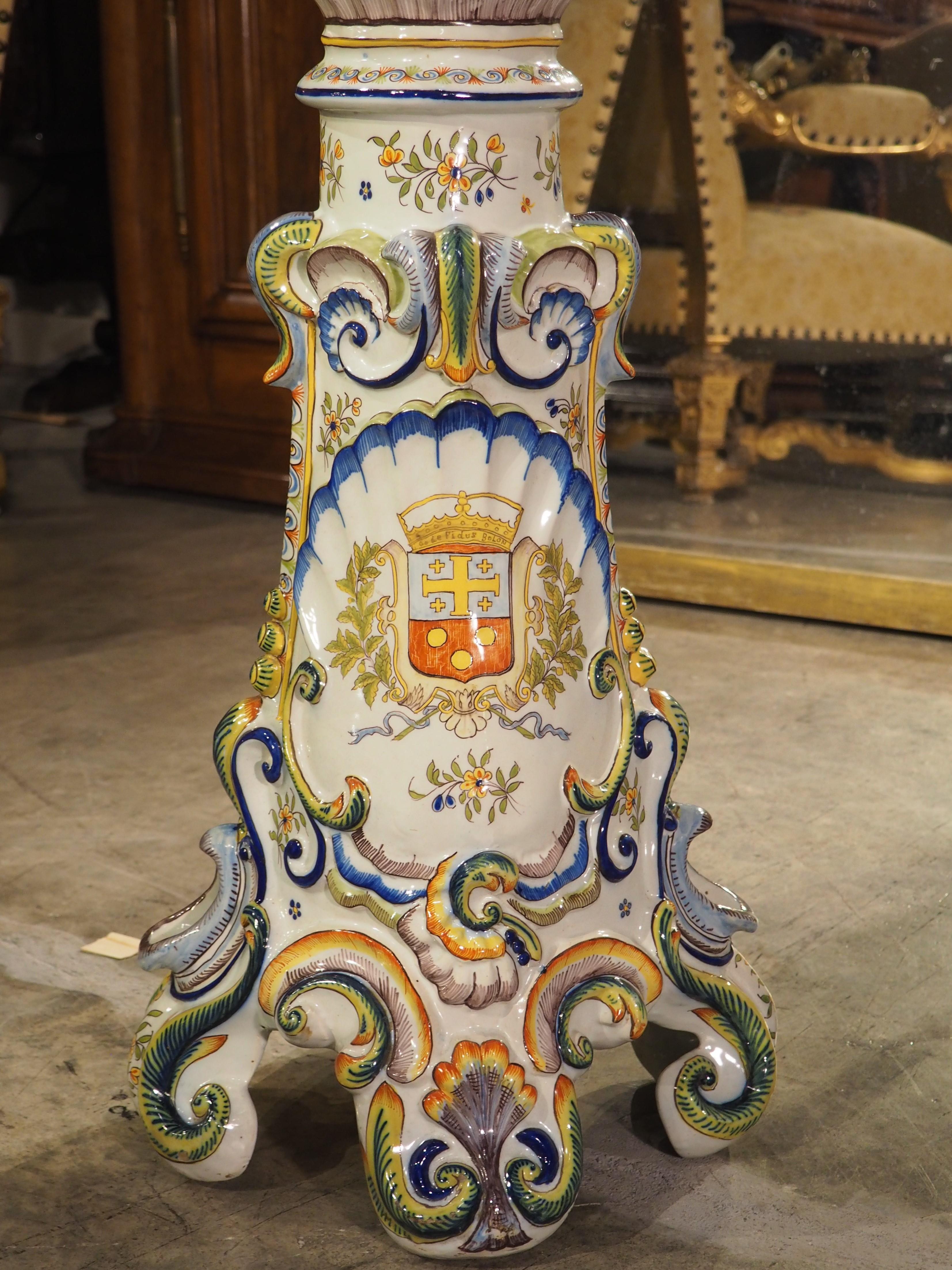 Jardinera de loza pintada a mano del siglo XIX sobre pedestal de Boulogne, Francia en venta 10