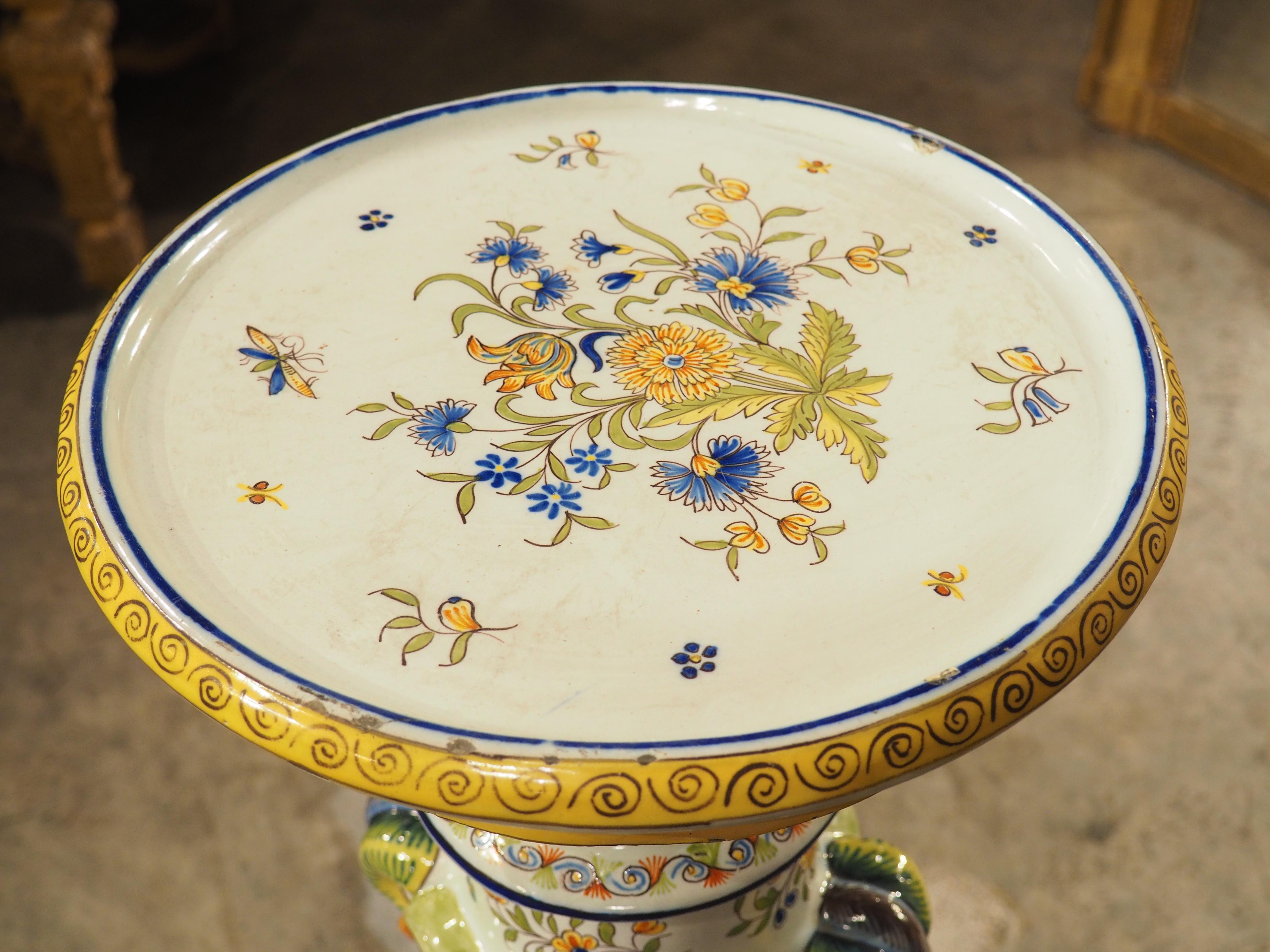 Jardinera de loza pintada a mano del siglo XIX sobre pedestal de Boulogne, Francia en venta 13