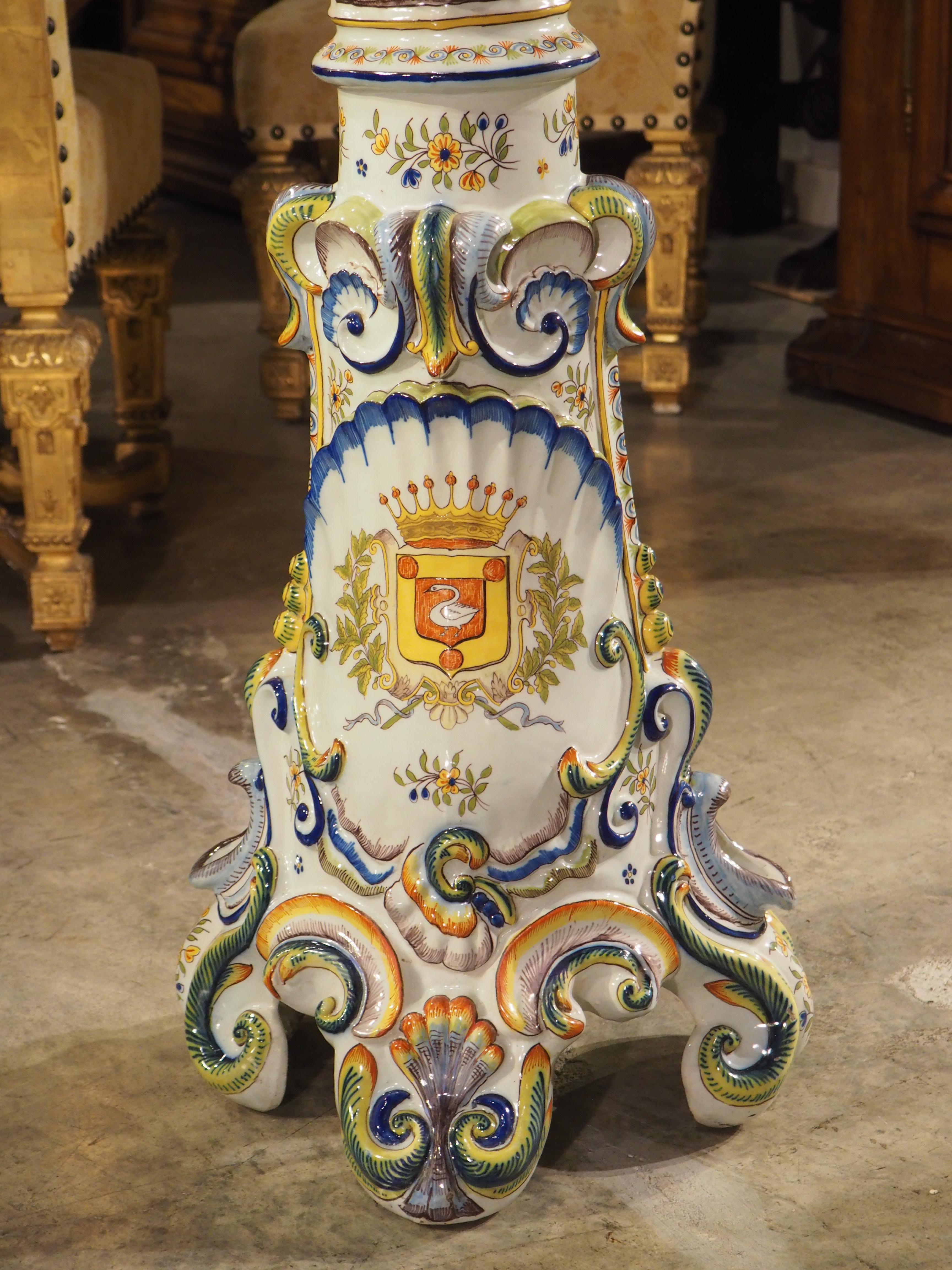 Esta fantástica jardinera y pedestal de loza fueron pintados a mano en Boulogne, Francia (formalmente 
