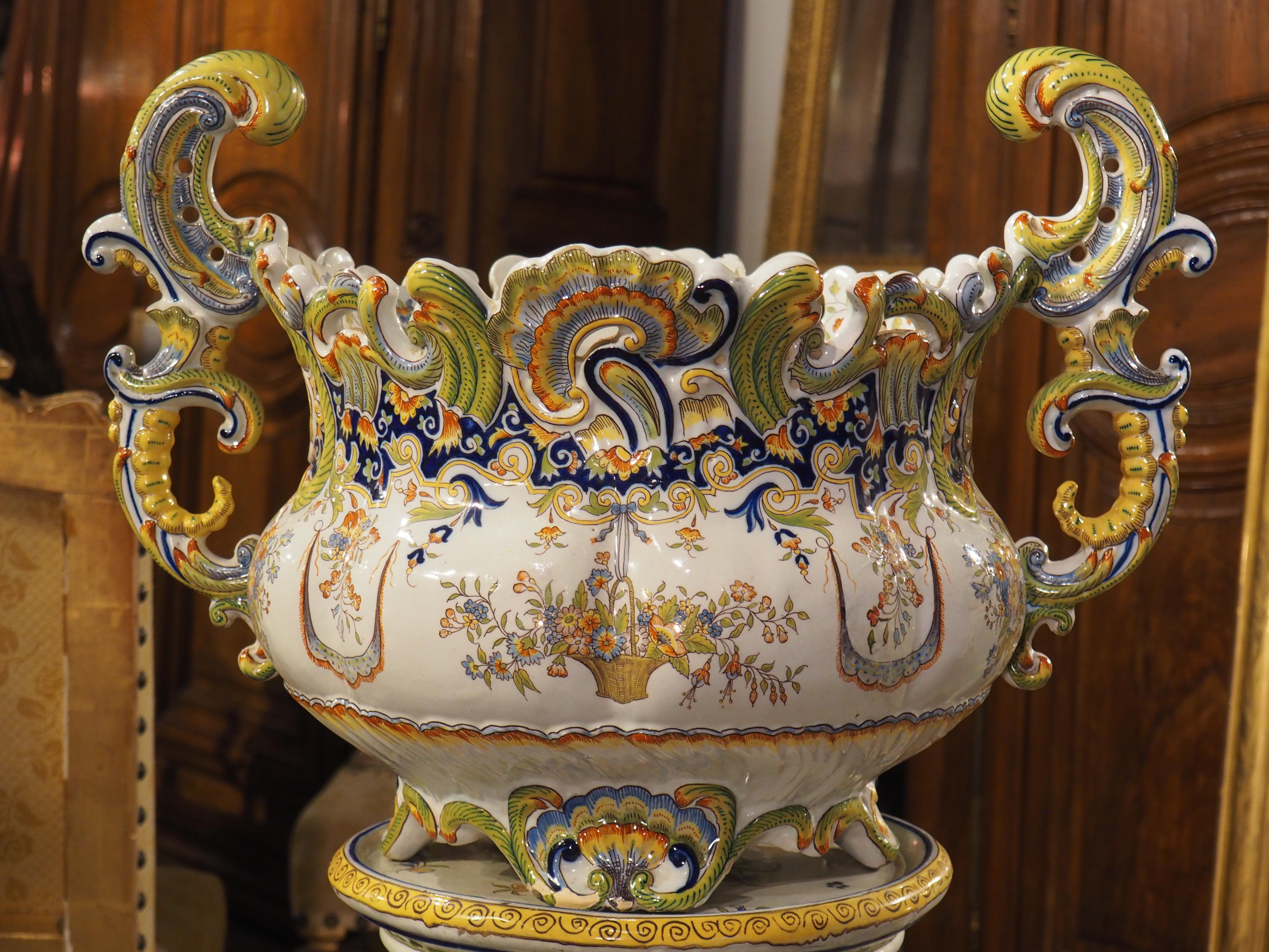 Jardinera de loza pintada a mano del siglo XIX sobre pedestal de Boulogne, Francia Francés en venta