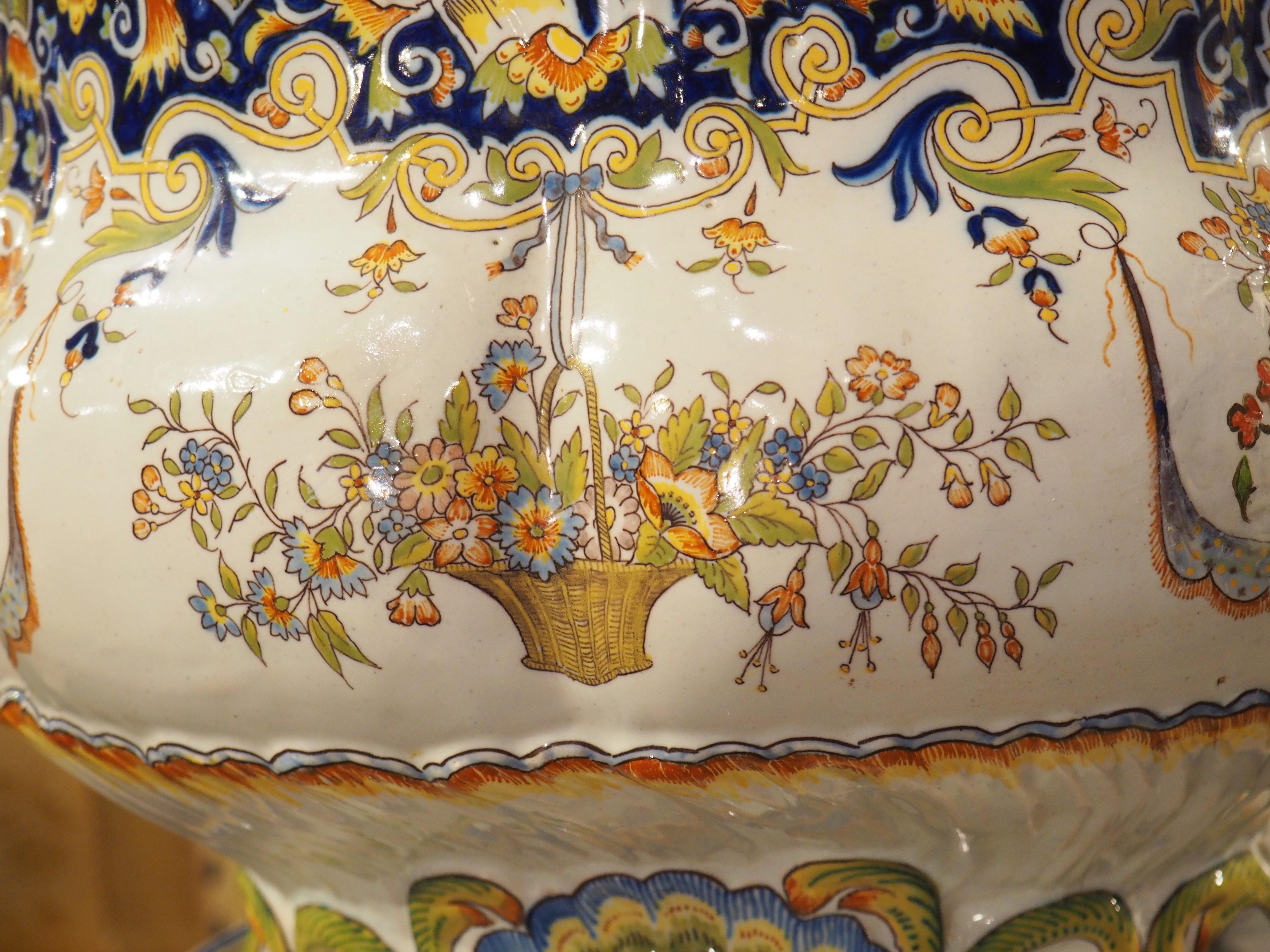 Jardinera de loza pintada a mano del siglo XIX sobre pedestal de Boulogne, Francia Fayenza en venta