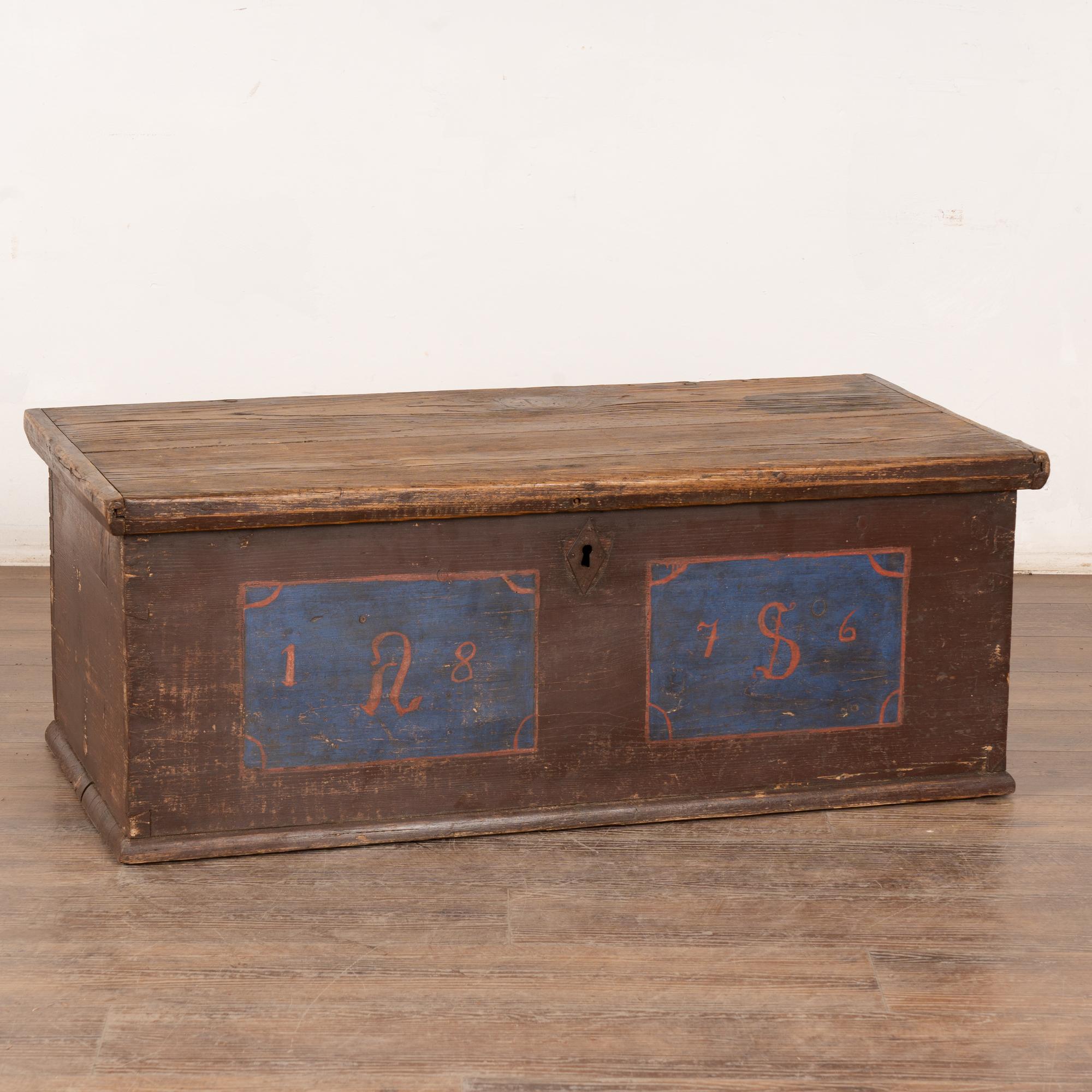 Ancienne malle en pin peinte à la main, datée de 1876 avec le monogramme 